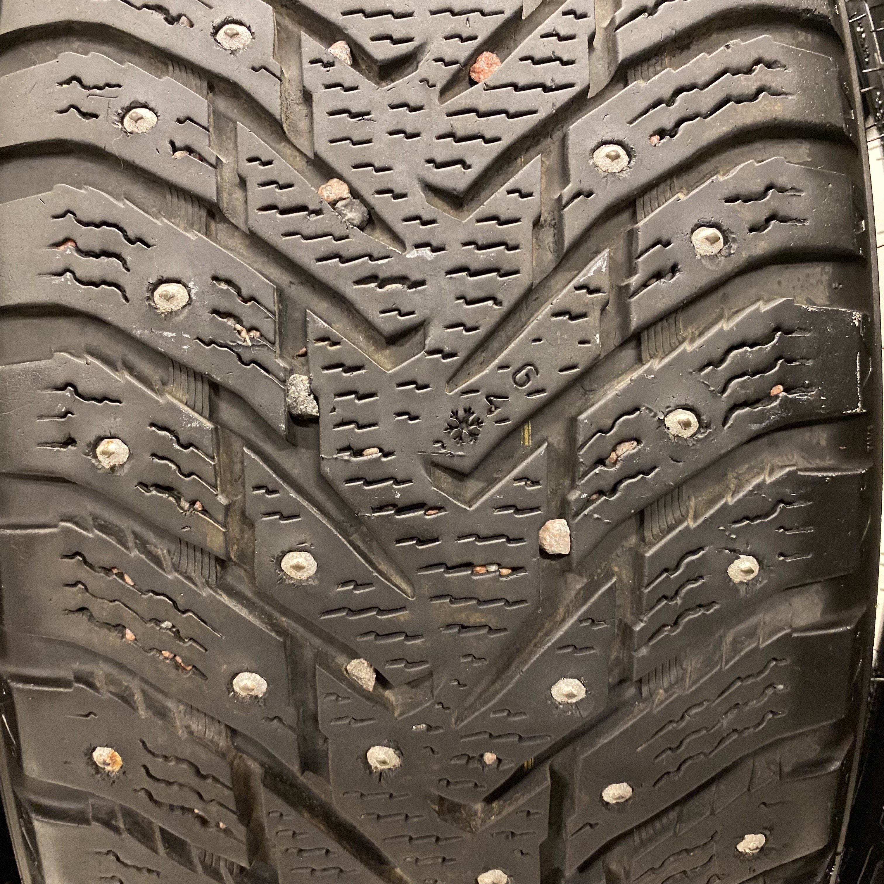 18" BEGAGNADE VINTERDÄCK DUBB | 4 st 225/60 R18 104T XL Nokian Hakkapeliitta 8 SUV | V15-2016 | 7.5mm | 7.5mm | 7.5mm | 7.5mm  - 5