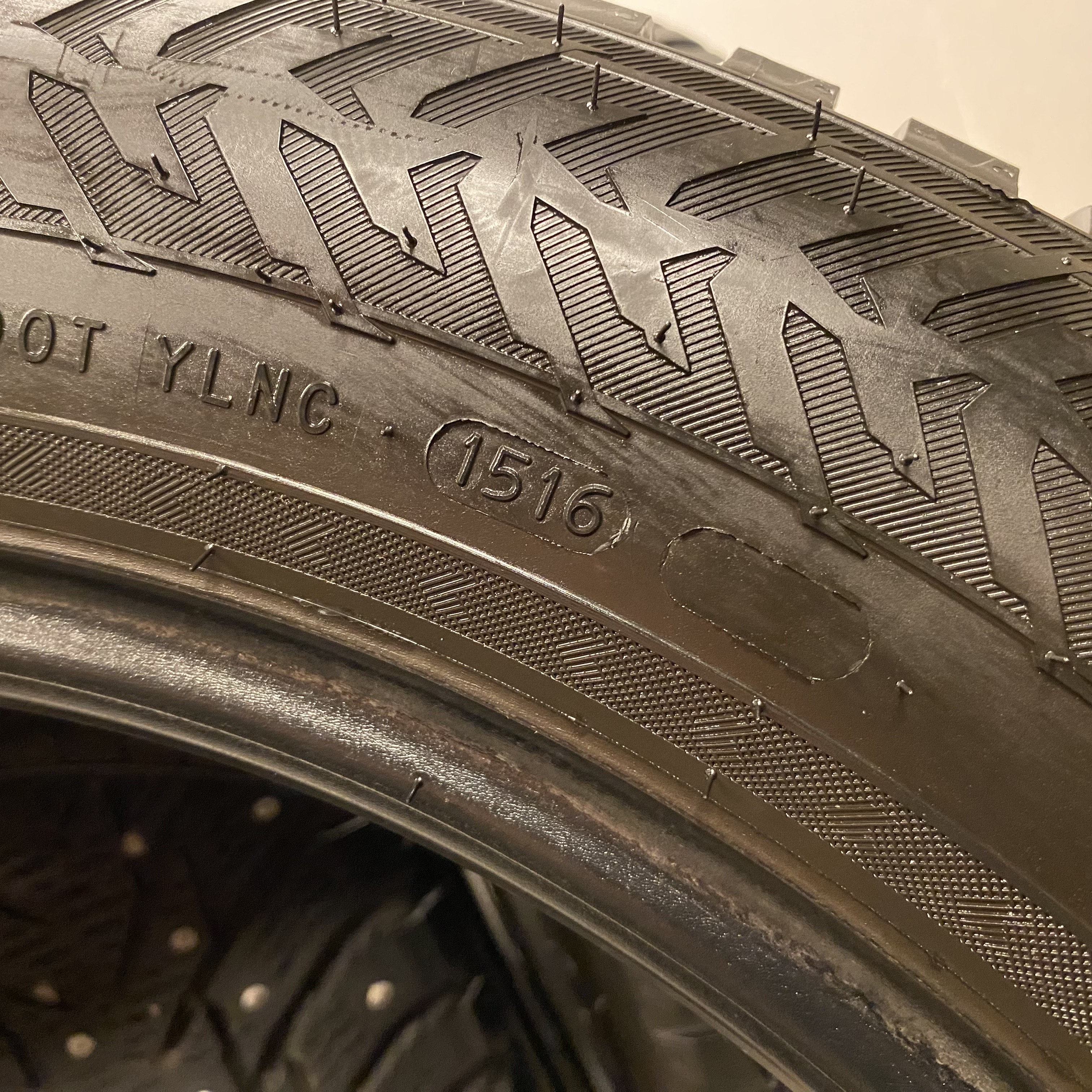 18" BEGAGNADE VINTERDÄCK DUBB | 4 st 225/60 R18 104T XL Nokian Hakkapeliitta 8 SUV | V15-2016 | 7.5mm | 7.5mm | 7.5mm | 7.5mm  - 10
