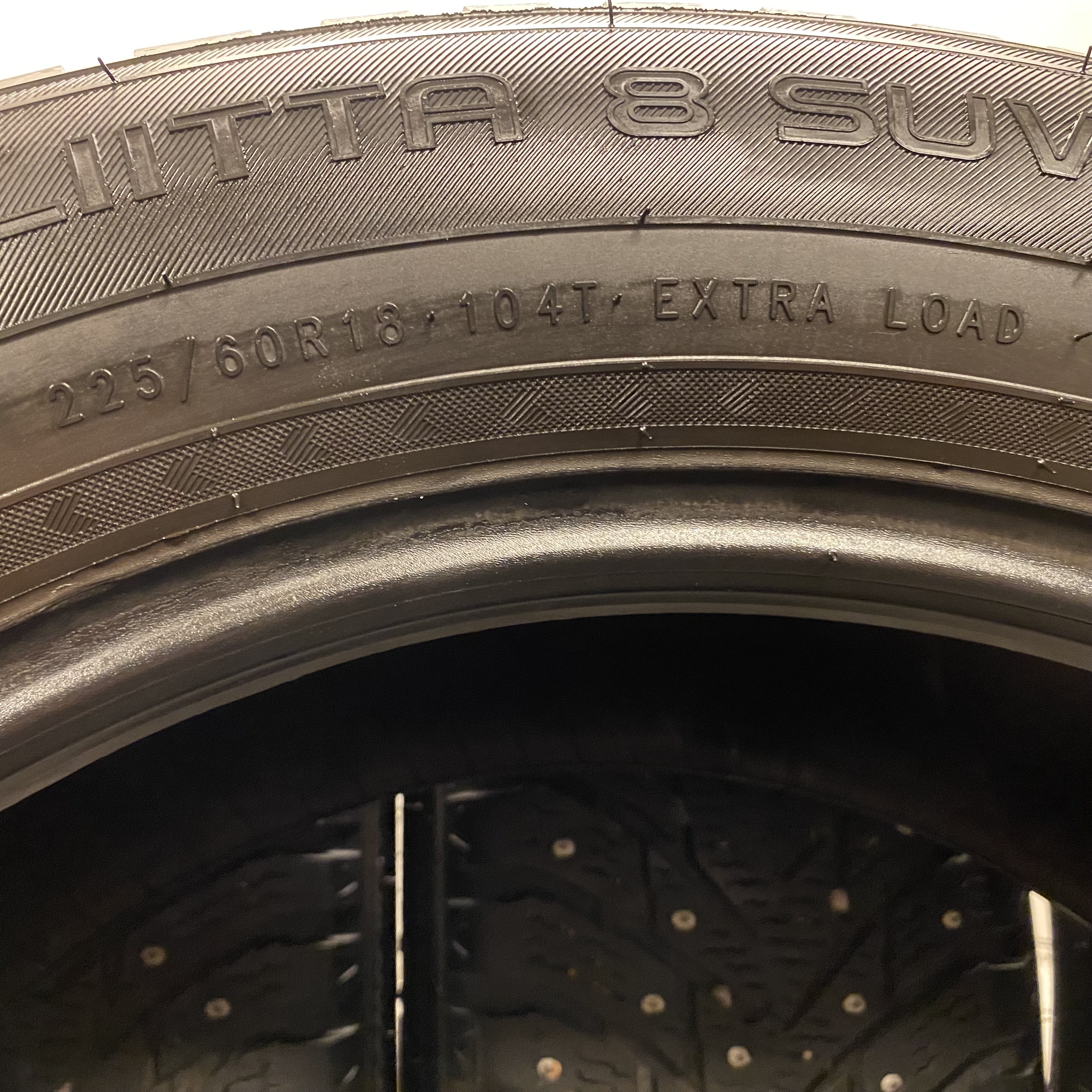 18" BEGAGNADE VINTERDÄCK DUBB | 4 st 225/60 R18 104T XL Nokian Hakkapeliitta 8 SUV | V15-2016 | 7.5mm | 7.5mm | 7.5mm | 7.5mm  - 9
