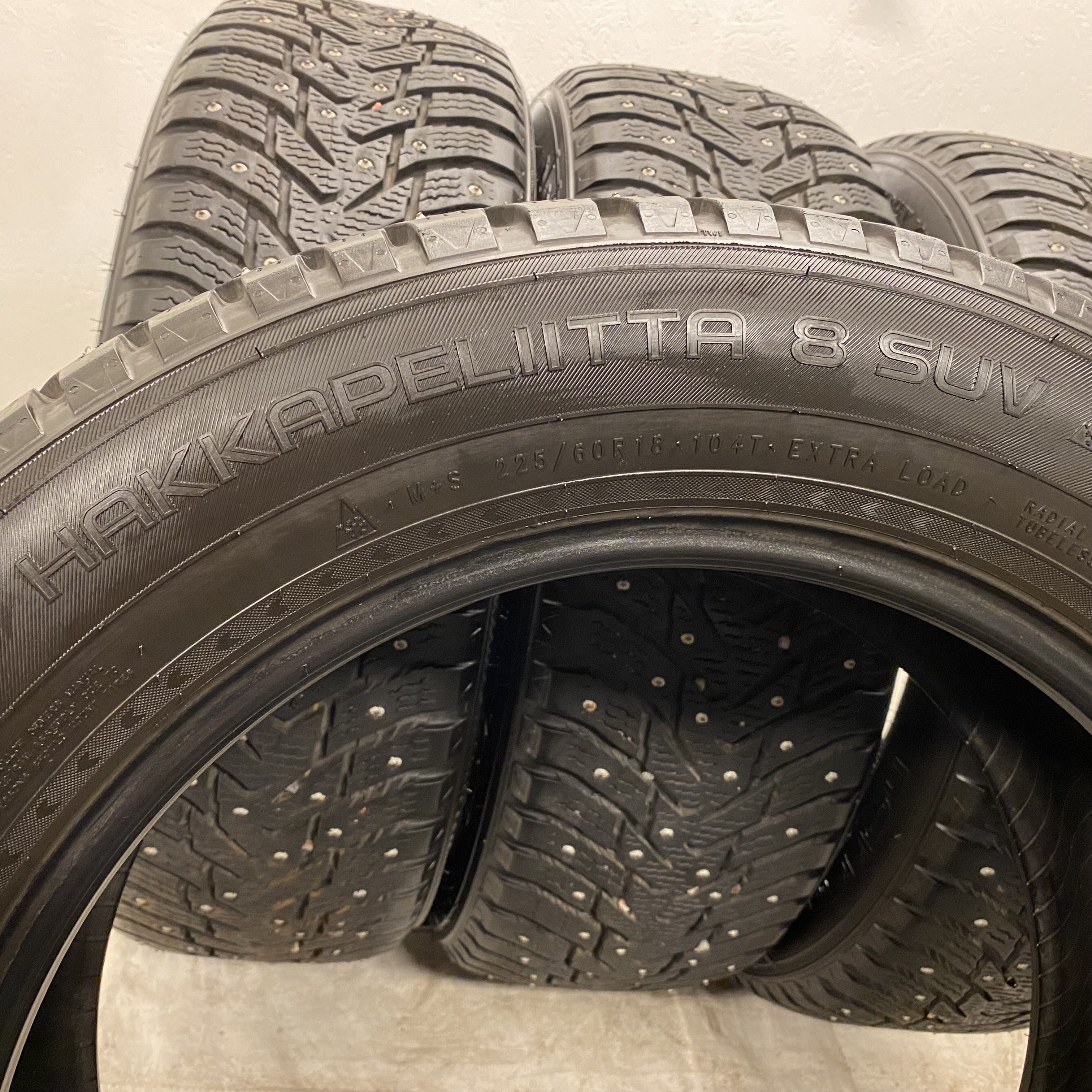 18" BEGAGNADE VINTERDÄCK DUBB | 4 st 225/60 R18 104T XL Nokian Hakkapeliitta 8 SUV | V15-2016 | 7.5mm | 7.5mm | 7.5mm | 7.5mm  - 8