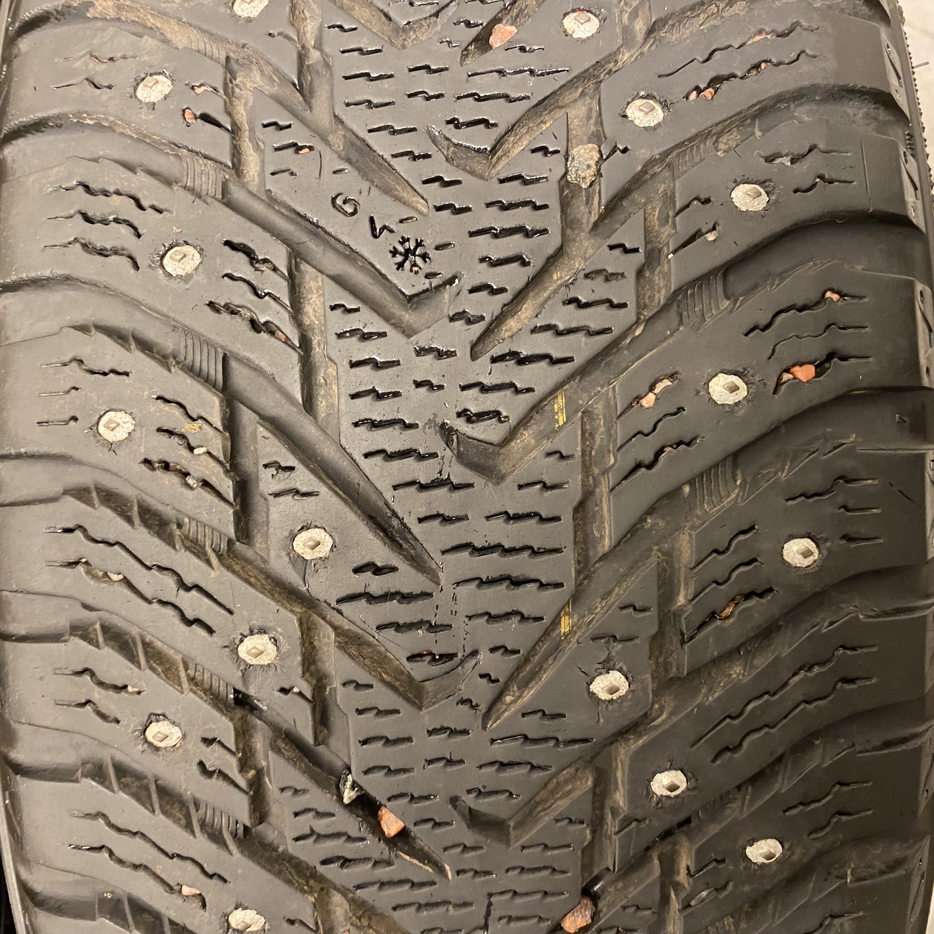 18" BEGAGNADE VINTERDÄCK DUBB | 4 st 225/60 R18 104T XL Nokian Hakkapeliitta 8 SUV | V15-2016 | 7.5mm | 7.5mm | 7.5mm | 7.5mm  - 4