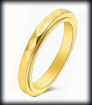 3 mm. Fasett slipad spinner ring i guldpläterat rostfritt stål.