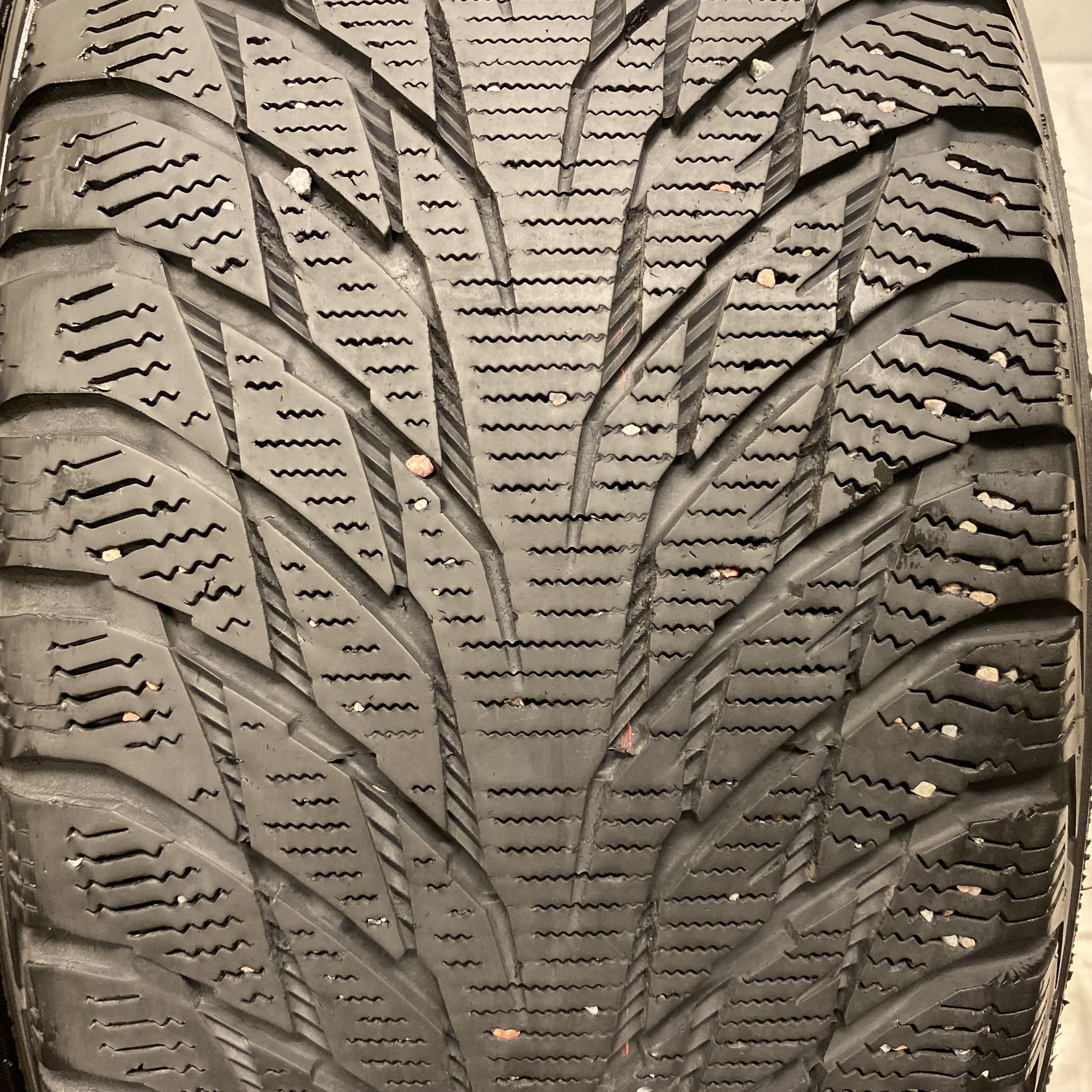 19" BEGAGNADE VINTERDÄCK M+S | 2 st 245/40 R19 98R XL Nokian Hakkapeliitta R2 | V33-2017 | 5.5mm | 5.5mm - 3