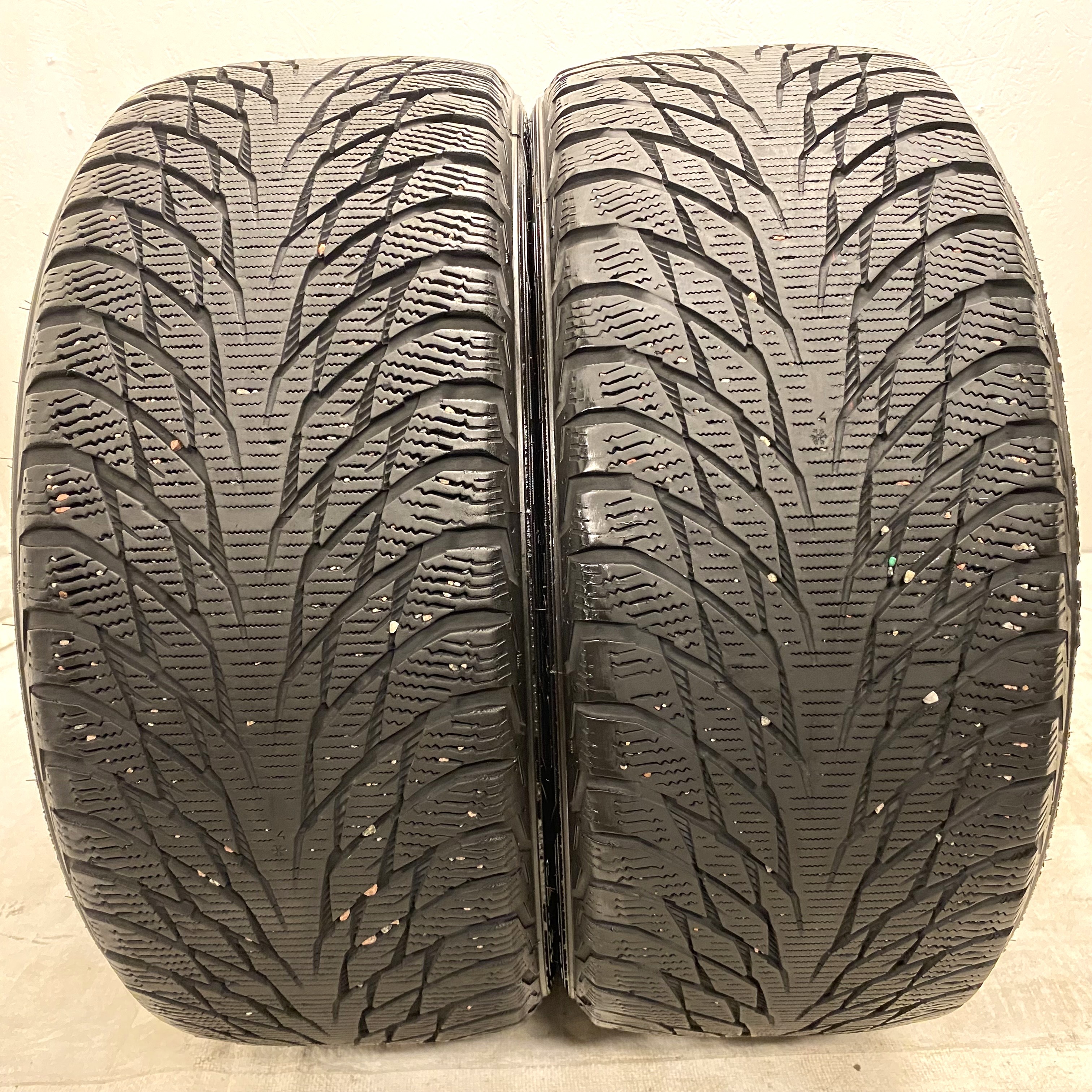 19" BEGAGNADE VINTERDÄCK M+S | 2 st 245/40 R19 98R XL Nokian Hakkapeliitta R2 | V33-2017 | 5.5mm | 5.5mm