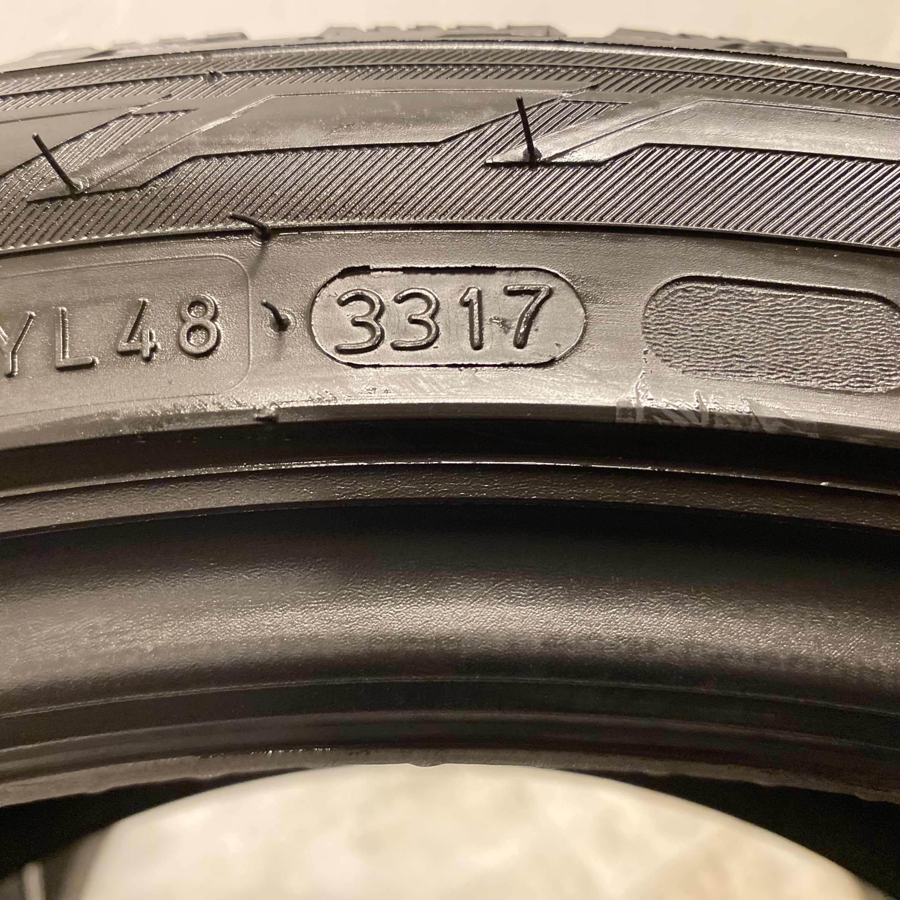 19" BEGAGNADE VINTERDÄCK M+S | 2 st 245/40 R19 98R XL Nokian Hakkapeliitta R2 | V33-2017 | 5.5mm | 5.5mm - 7