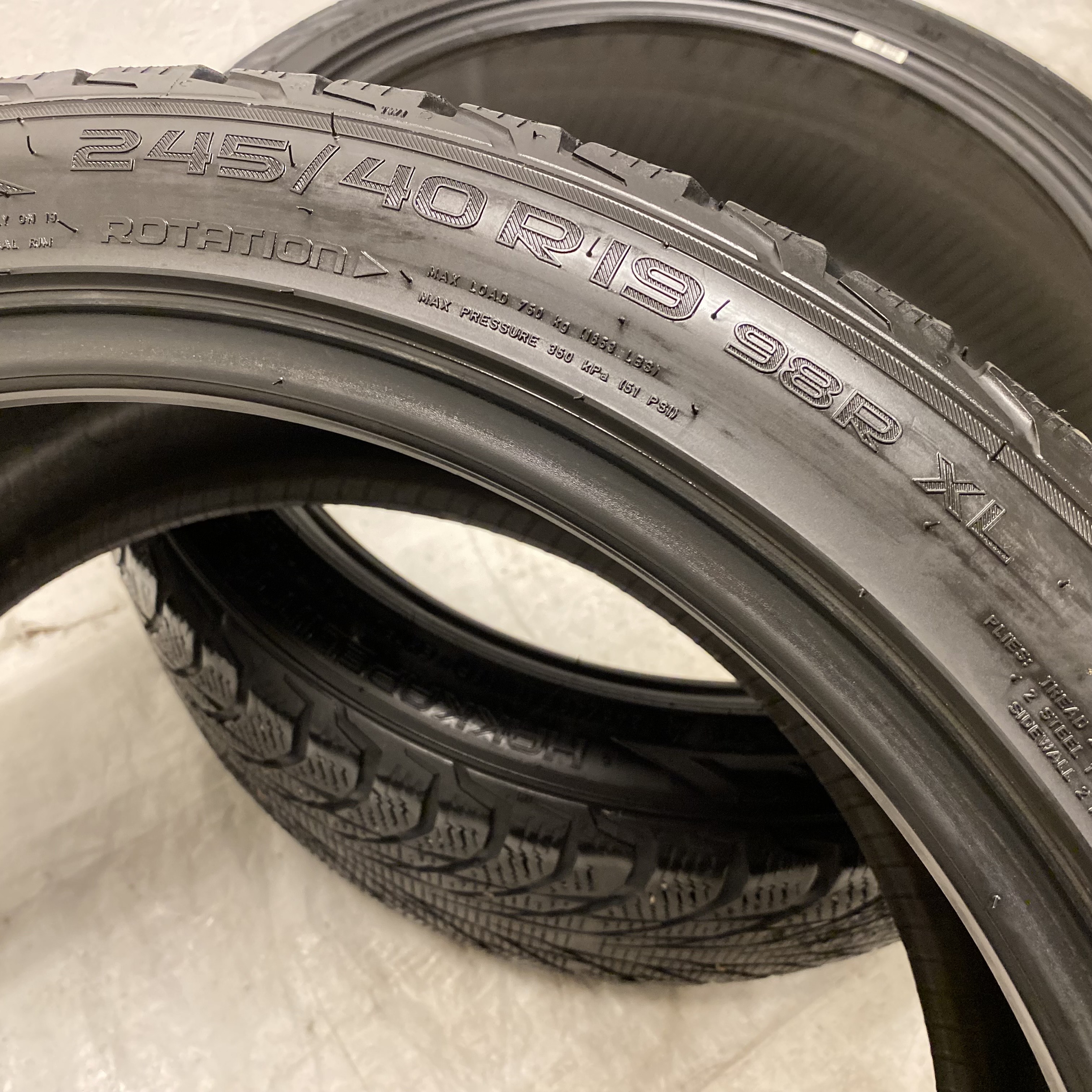 19" BEGAGNADE VINTERDÄCK M+S | 2 st 245/40 R19 98R XL Nokian Hakkapeliitta R2 | V33-2017 | 5.5mm | 5.5mm - 5