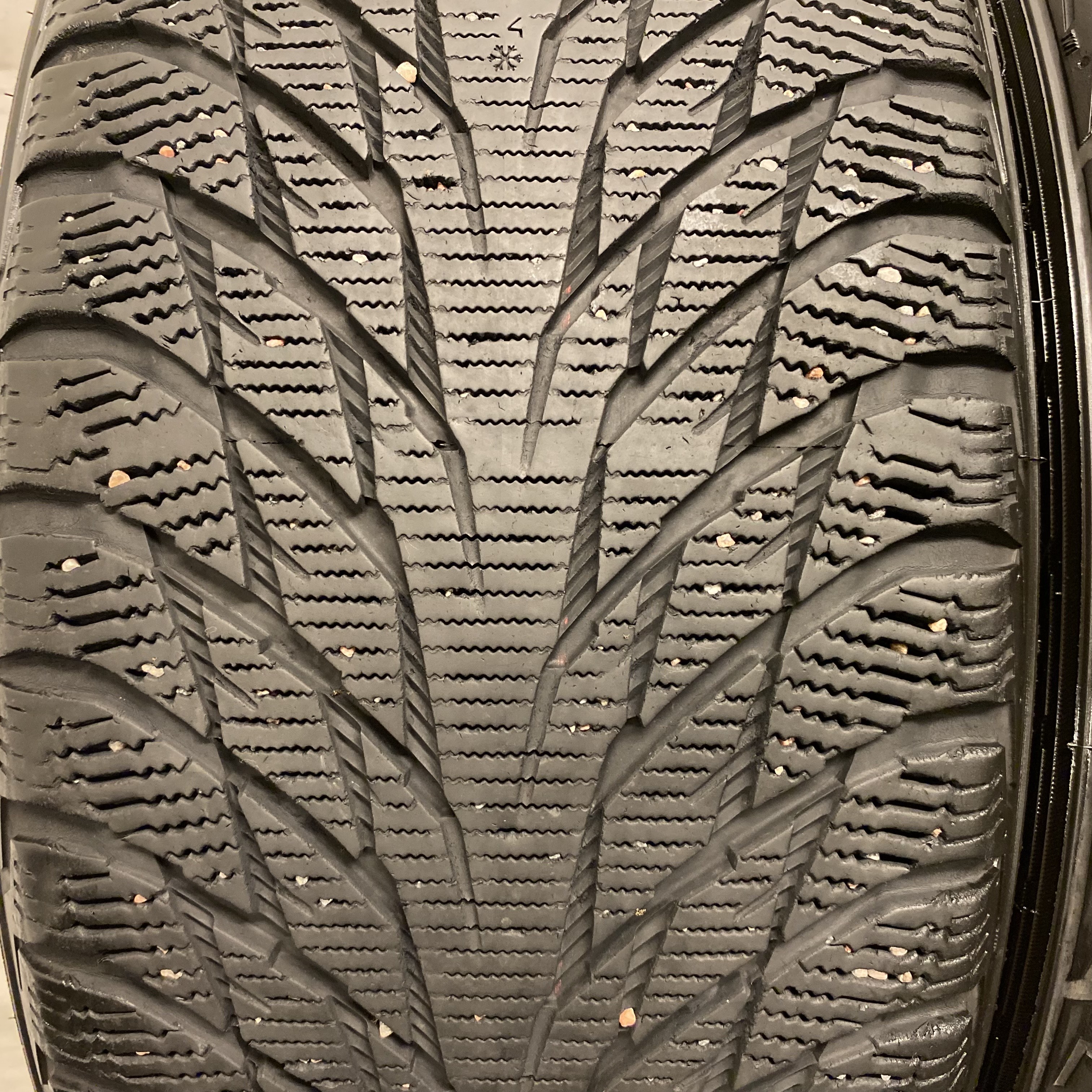 19" BEGAGNADE VINTERDÄCK M+S | 2 st 245/40 R19 98R XL Nokian Hakkapeliitta R2 | V33-2017 | 5.5mm | 5.5mm - 4