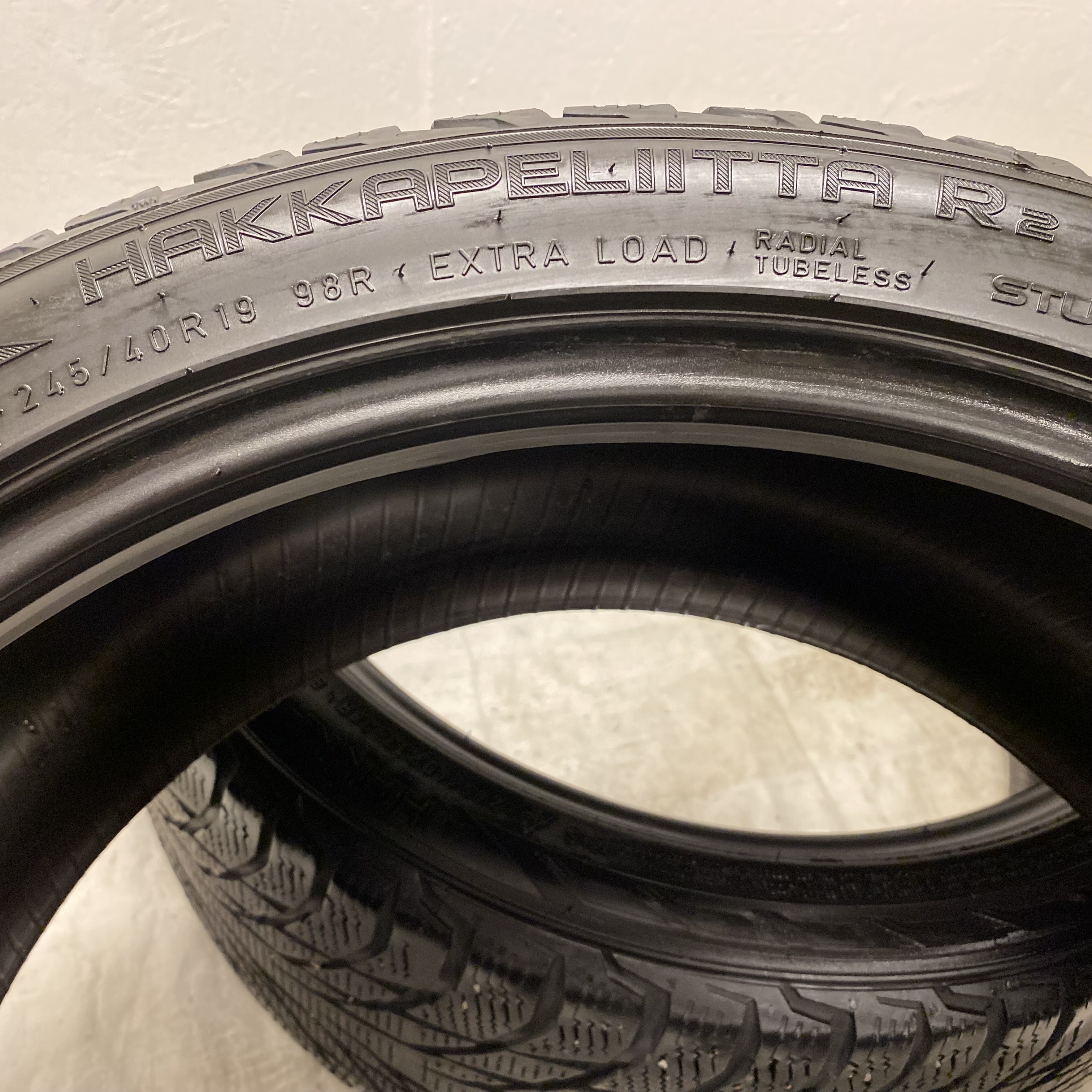 19" BEGAGNADE VINTERDÄCK M+S | 2 st 245/40 R19 98R XL Nokian Hakkapeliitta R2 | V33-2017 | 5.5mm | 5.5mm - 6