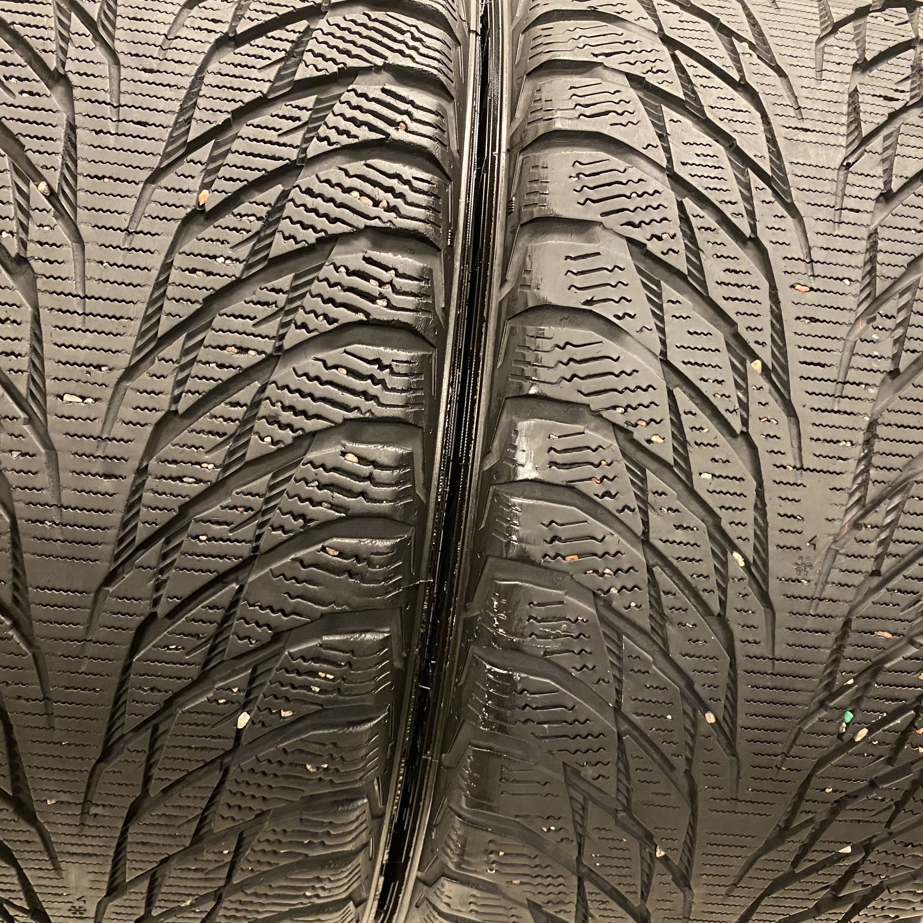 19" BEGAGNADE VINTERDÄCK M+S | 2 st 245/40 R19 98R XL Nokian Hakkapeliitta R2 | V33-2017 | 5.5mm | 5.5mm - 2