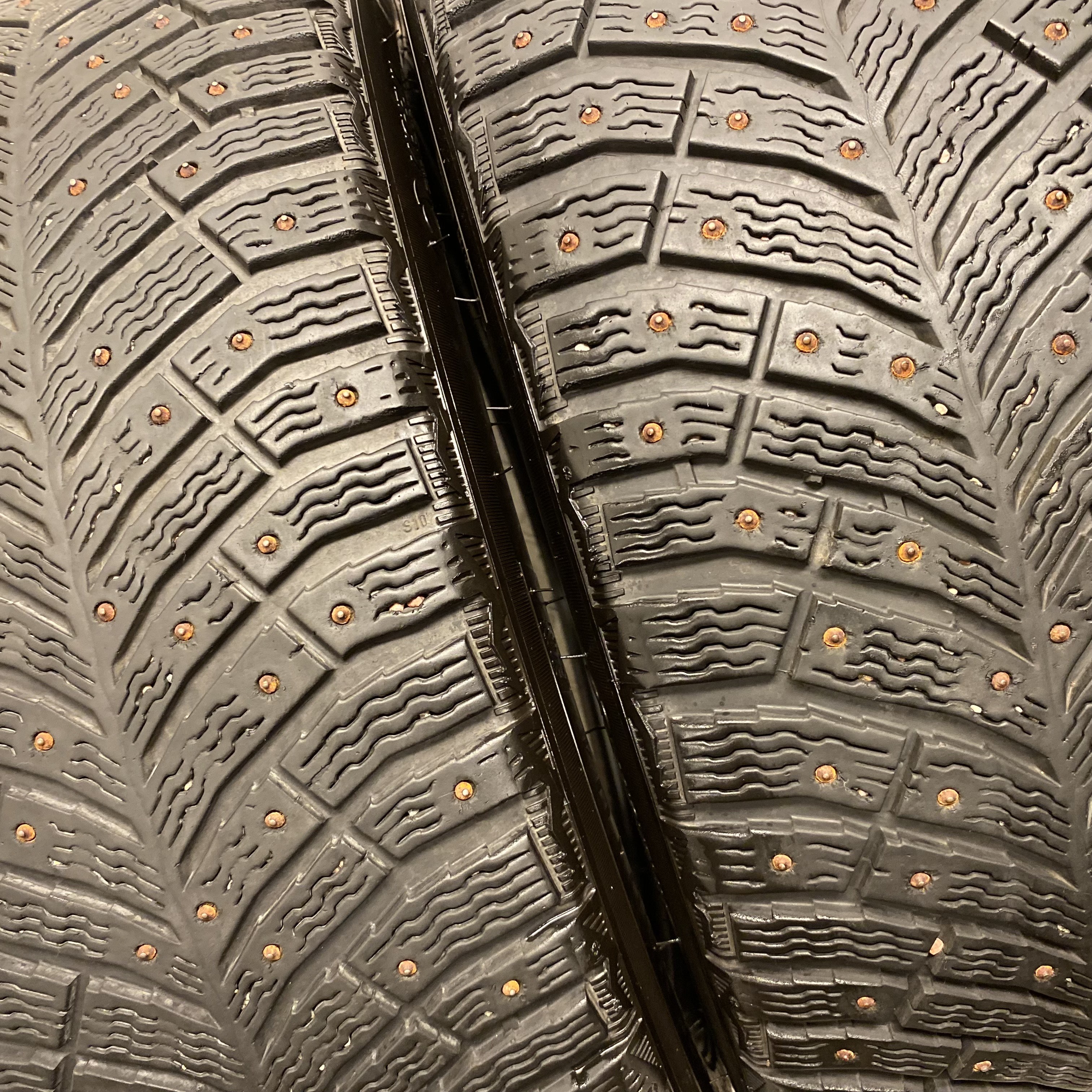 17" BEGAGNADE VINTERDÄCK DUBB | 2 st 215/55 R17 98T XL Michelin X-Ice North 4 | V24-2018 | 4.5mm | 4.5mm - 5