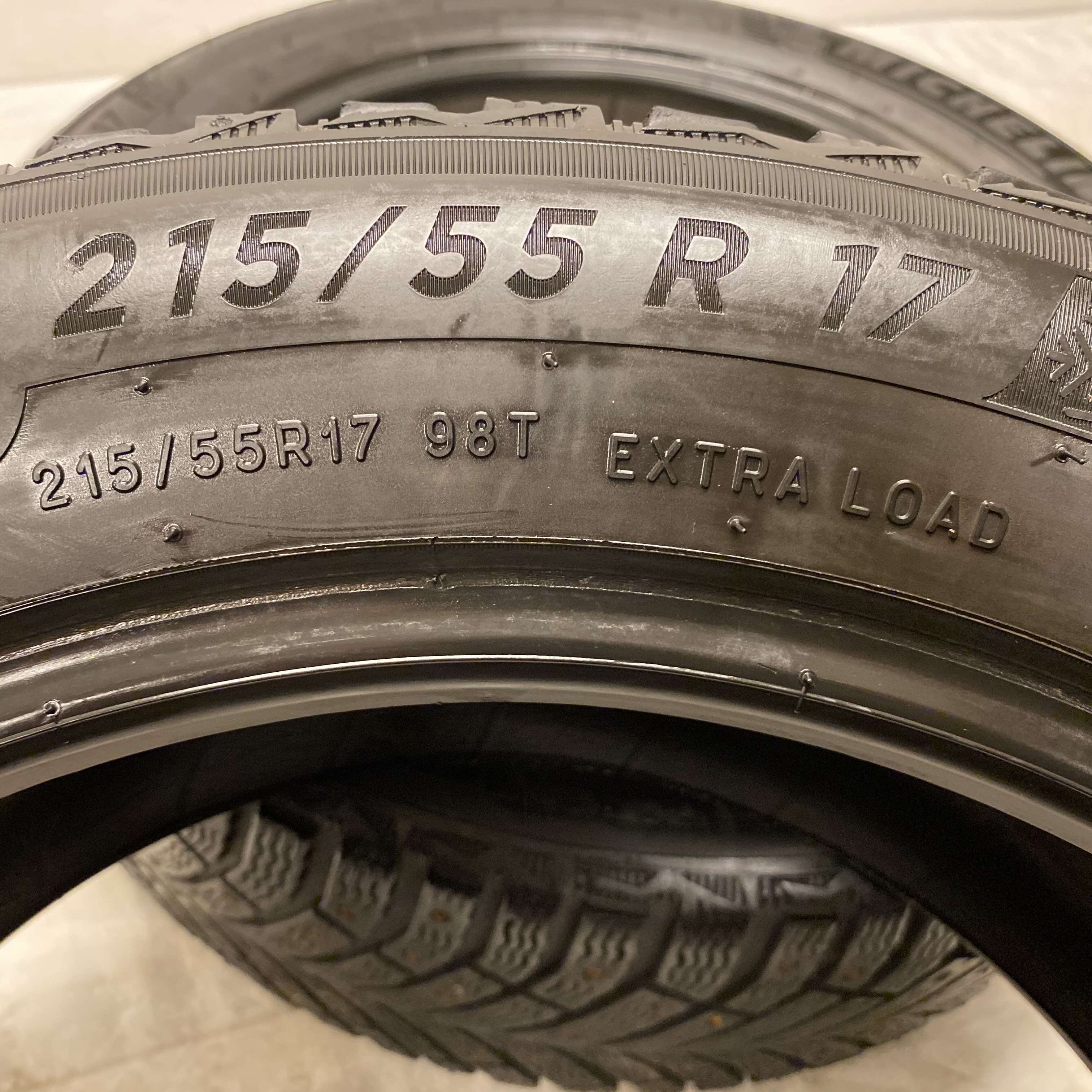 17" BEGAGNADE VINTERDÄCK DUBB | 2 st 215/55 R17 98T XL Michelin X-Ice North 4 | V24-2018 | 4.5mm | 4.5mm - 3