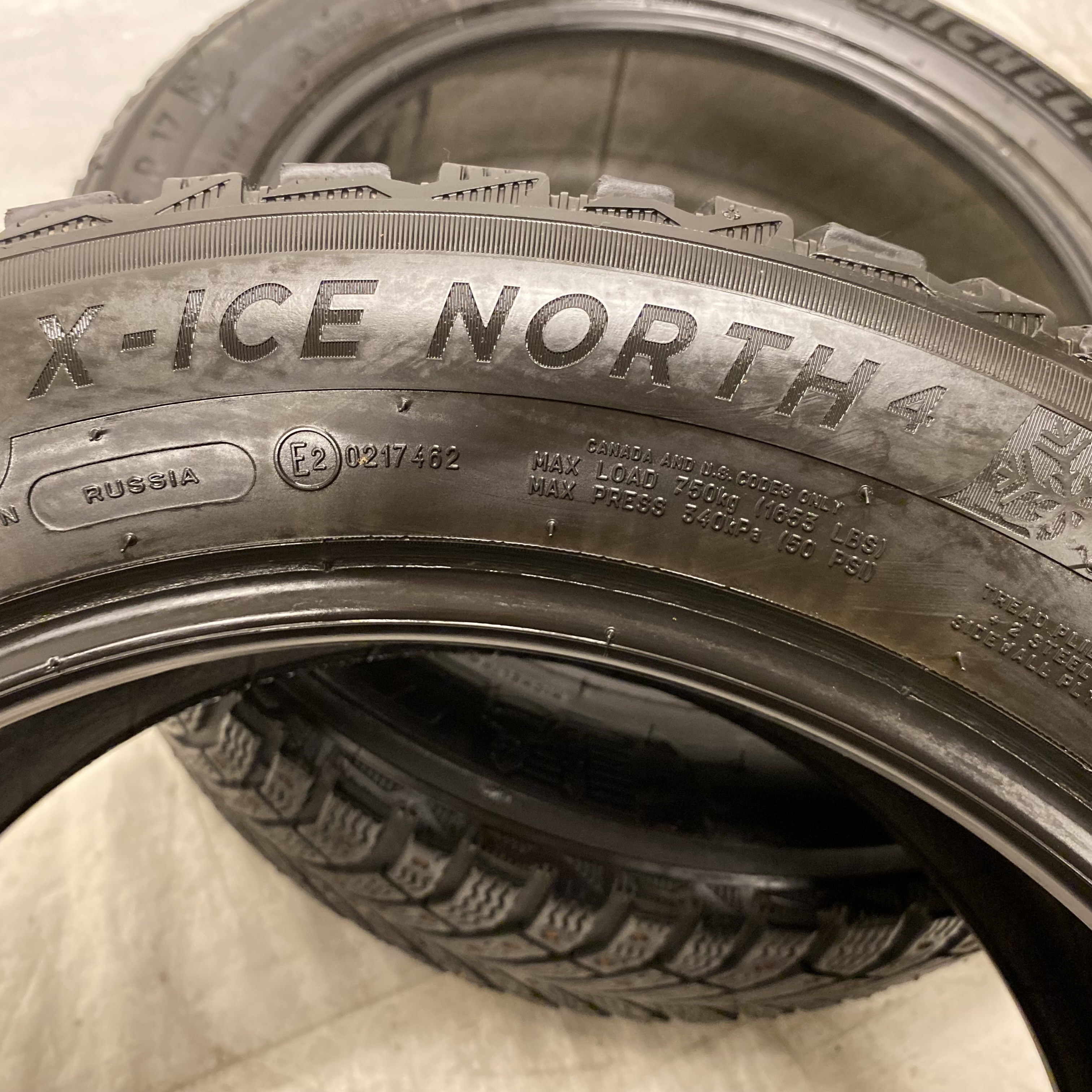 17" BEGAGNADE VINTERDÄCK DUBB | 2 st 215/55 R17 98T XL Michelin X-Ice North 4 | V24-2018 | 4.5mm | 4.5mm - 2