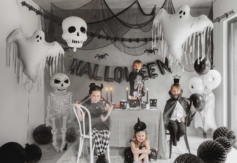 Halloweenfest med stora spökballonger skelett och Halloween dekorationer