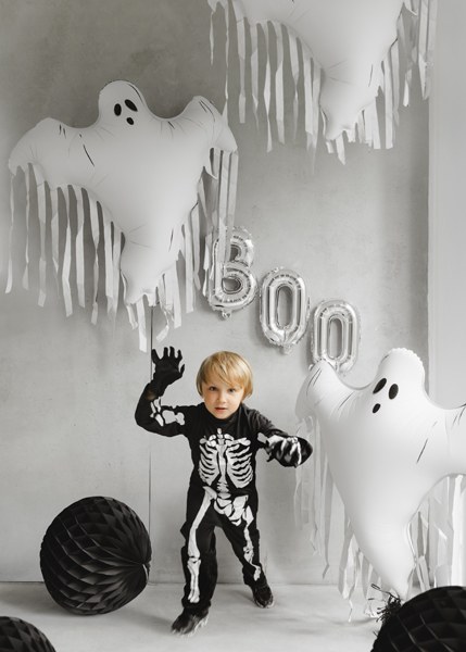 Stor spökballong med fransar som Halloween dekoration till barnkalas