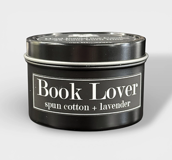 Fly Paper Products : Book Lover Tin Candle - Doftljus i plåtburk 115 gram Bomull och Lavendel - Ny doft!