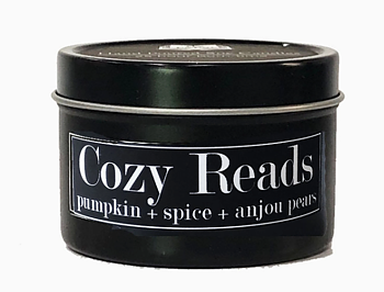 Fly Paper Products : Cozy Reads Tin Candle - Doftljus i plåtburk 115 gram Pumpa, kryddor och Anjoupäron