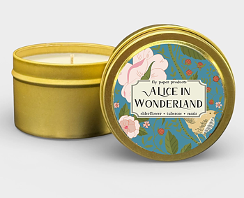 Fly Paper Products : Alice in Wonderland Candle - Doftljus i plåtburk 115 g Fläderblom, ros och svarta vinbär