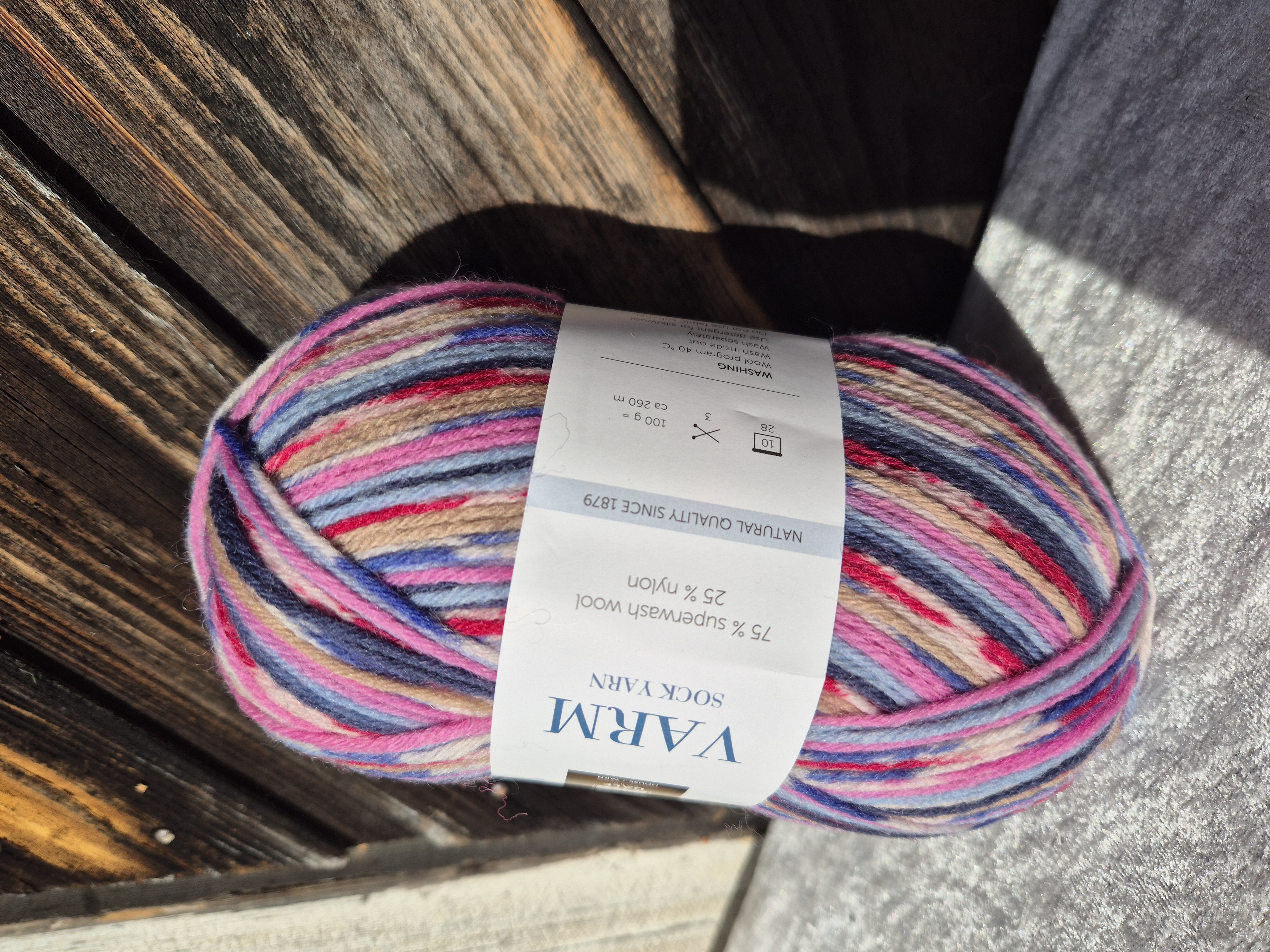 Varm sockgarn 5104  Isrosa/brun/blålila print 100gr Dale garn