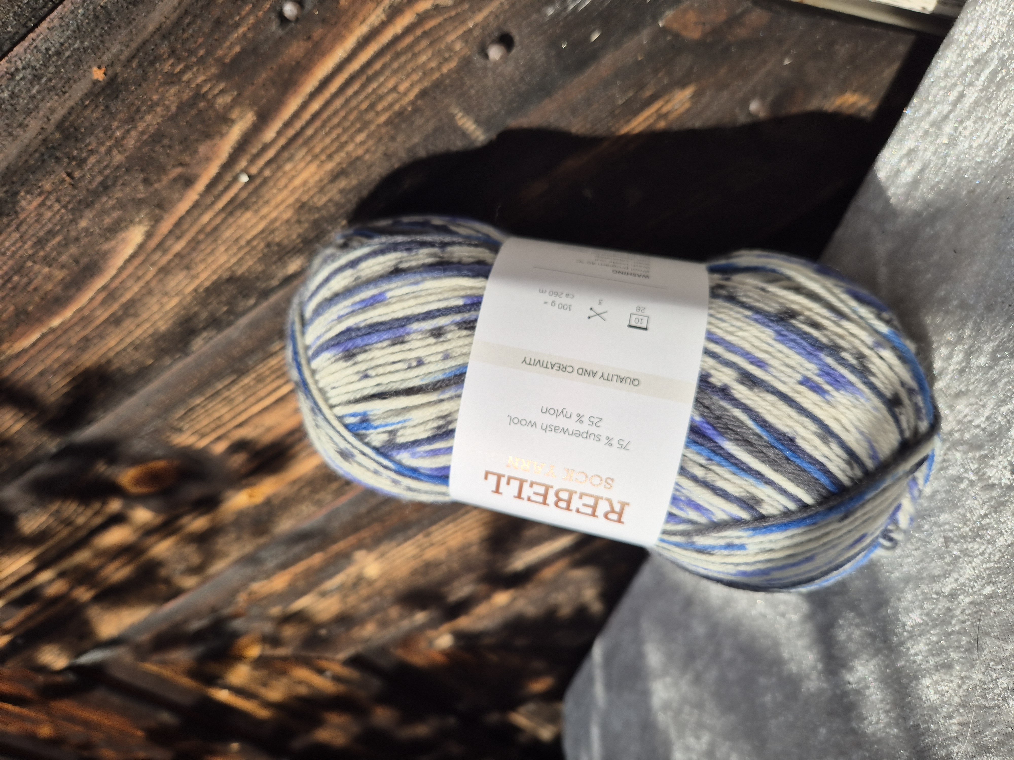 Rebell sockgarn 9401 Blå print 100gr, Gjestal garn