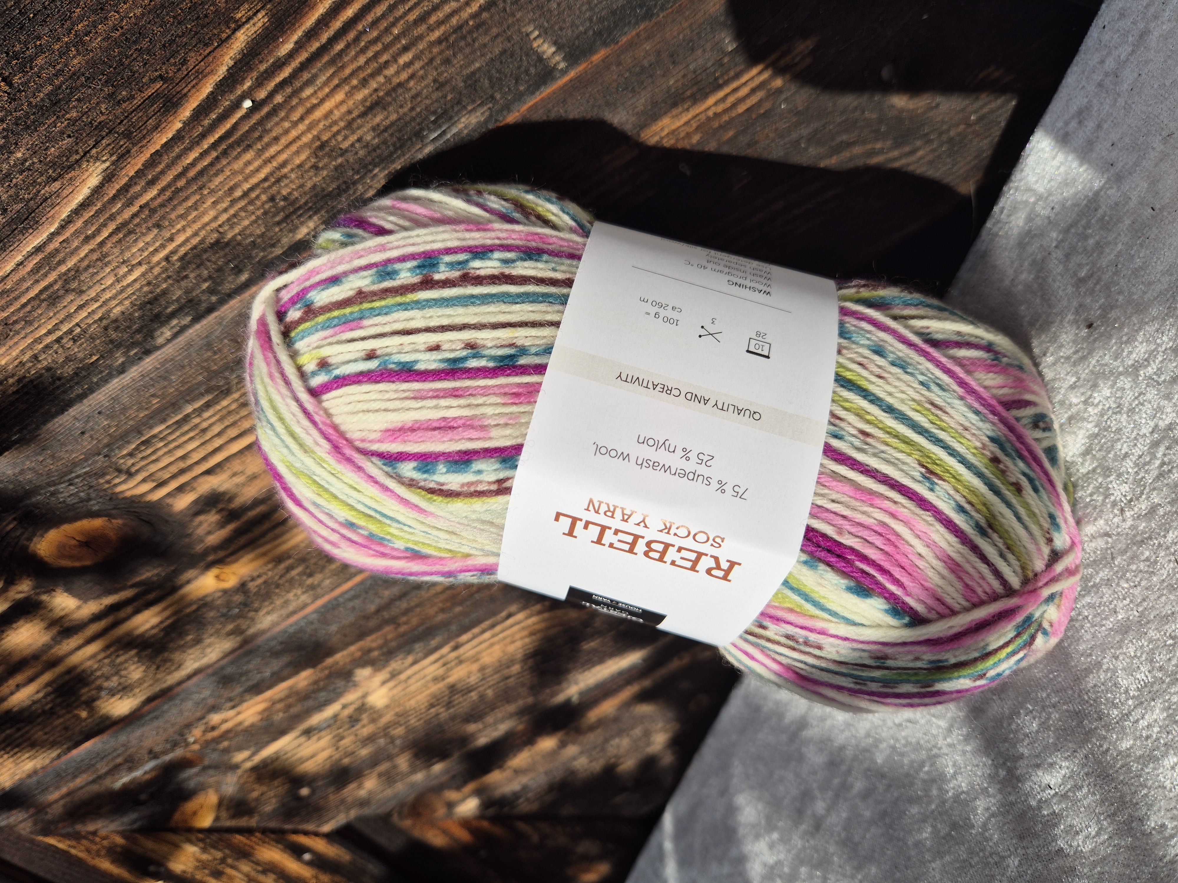 Rebell sockgarn 9402 Lila/petrol/grön print 100gr Gjestal garn