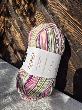 Rebell sockgarn 9402 Lila/petrol/grön print 100gr Gjestal garn