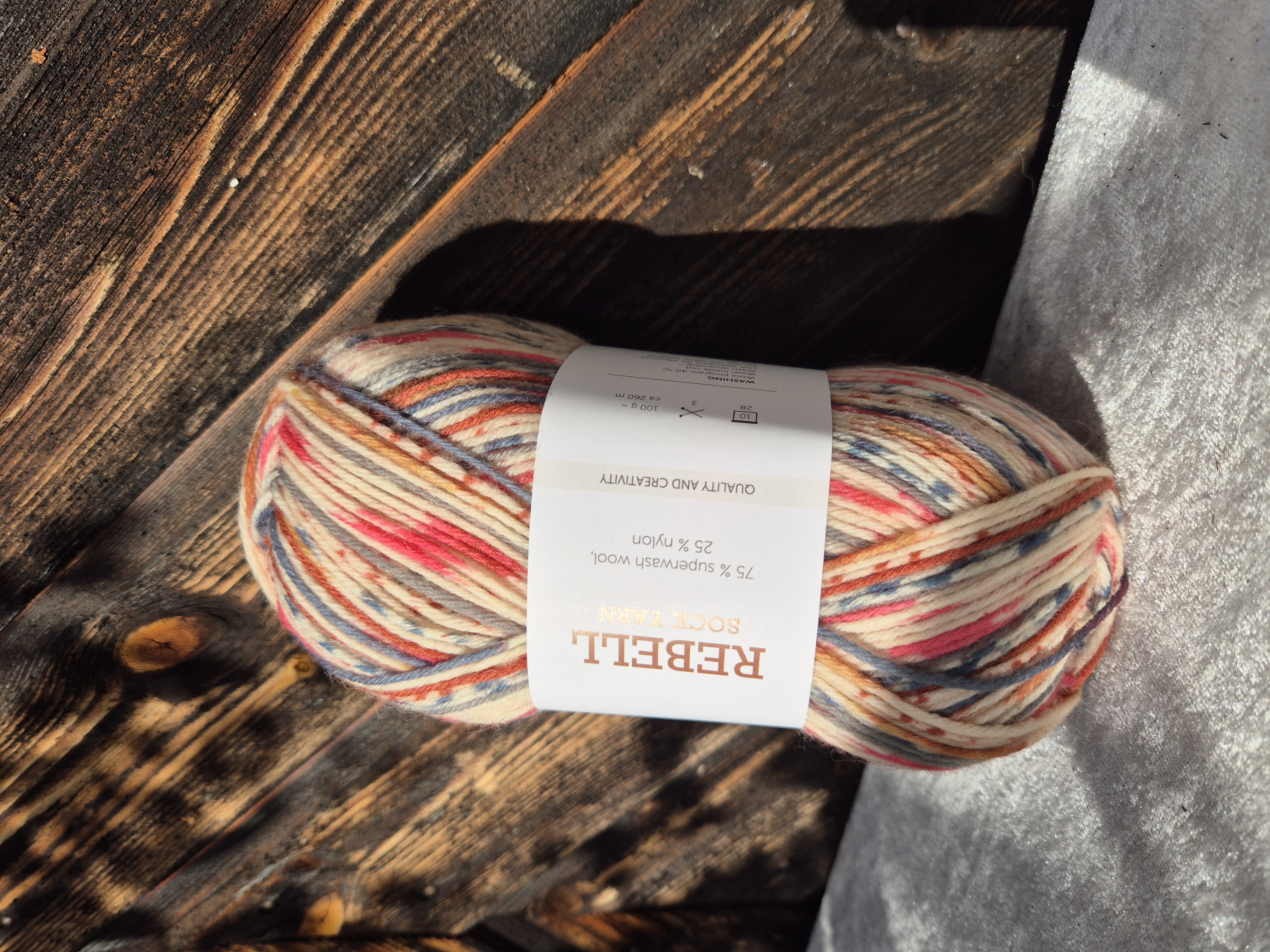 Rebell sockgarn 9403 Rosa/blågrå print 100gr Gjestal garn