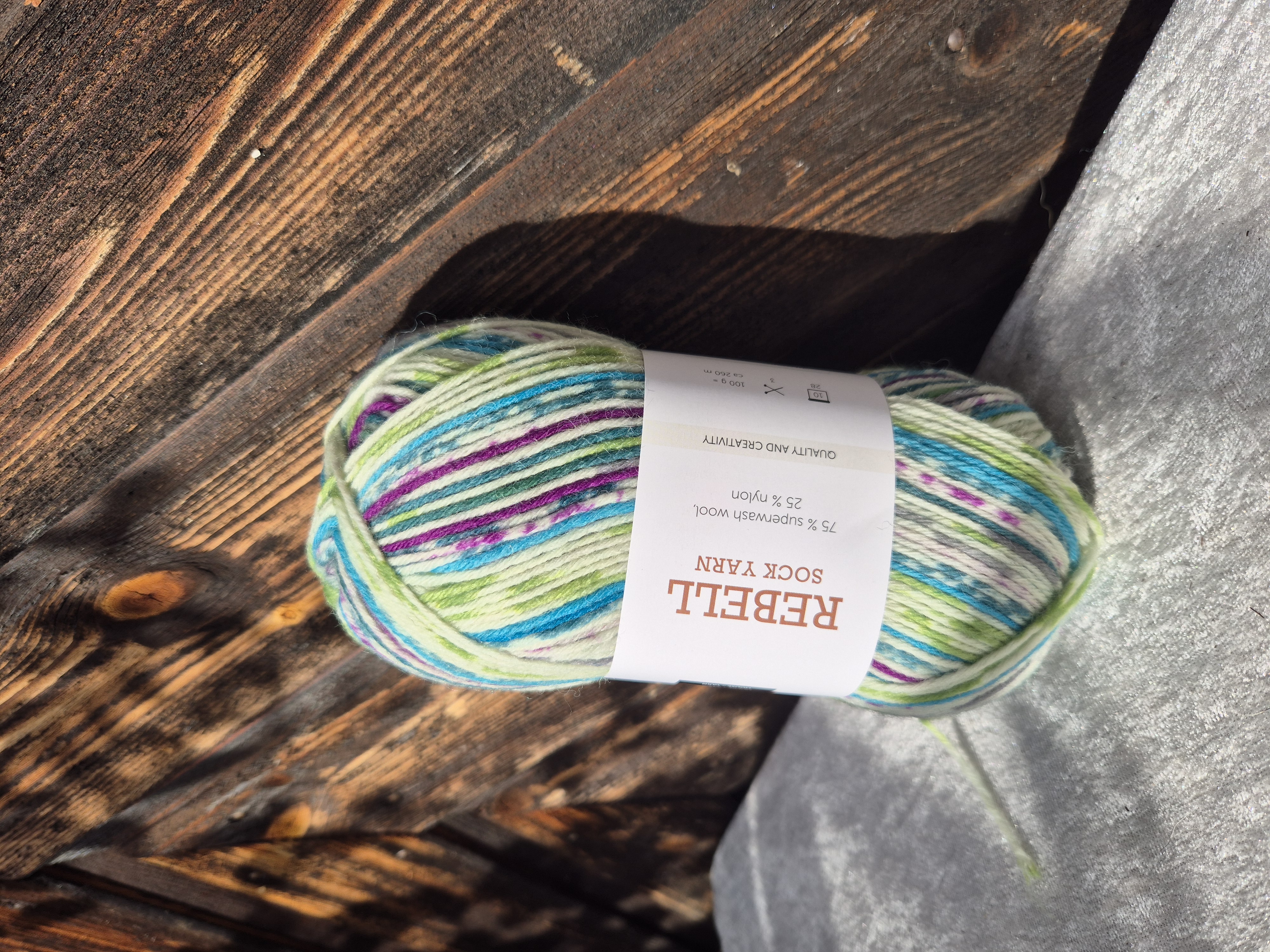 Rebell sockgarn 9407 Turkos/pärongrön print 100gr, Gjestal garn