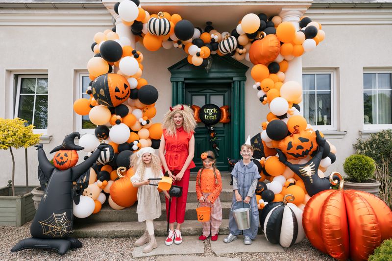 Orange 3D pumpaballong med ballongbåge och Halloween dekorationer