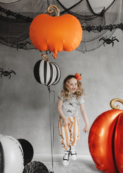 Orange pumpaballong med helium som dekoration till Halloweenkalas