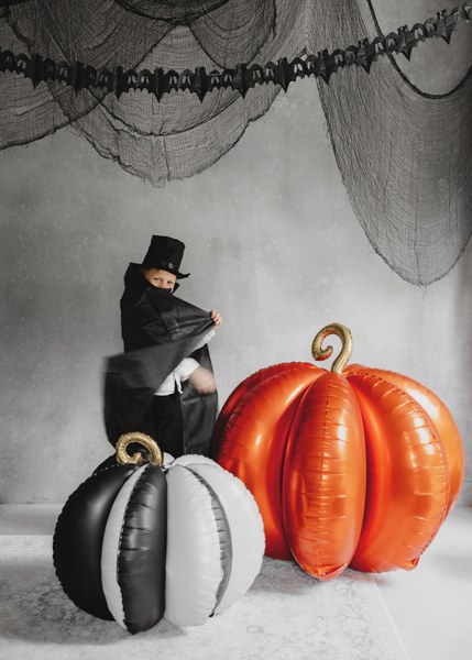 Stående svart och creme pumpaballong med orange 3D pumpa till Halloween