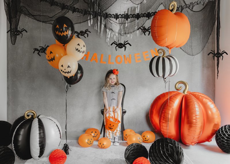 Svart och creme 3D pumpaballong som dekoration till Halloweenkalas