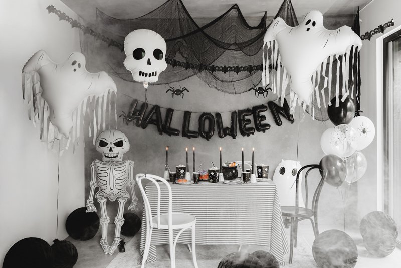 Skelettballong med spöken och svartvit Halloween dekoration