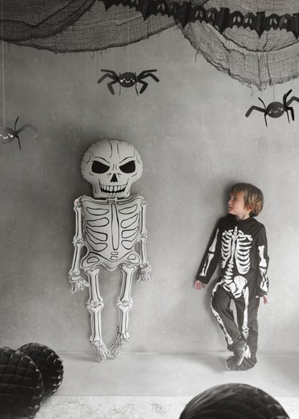 Stort skelett 129 cm som Halloween dekoration bredvid barn