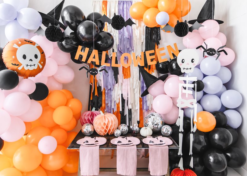 Orange folieballong med dödskalle i Halloweenkalas med ballonger