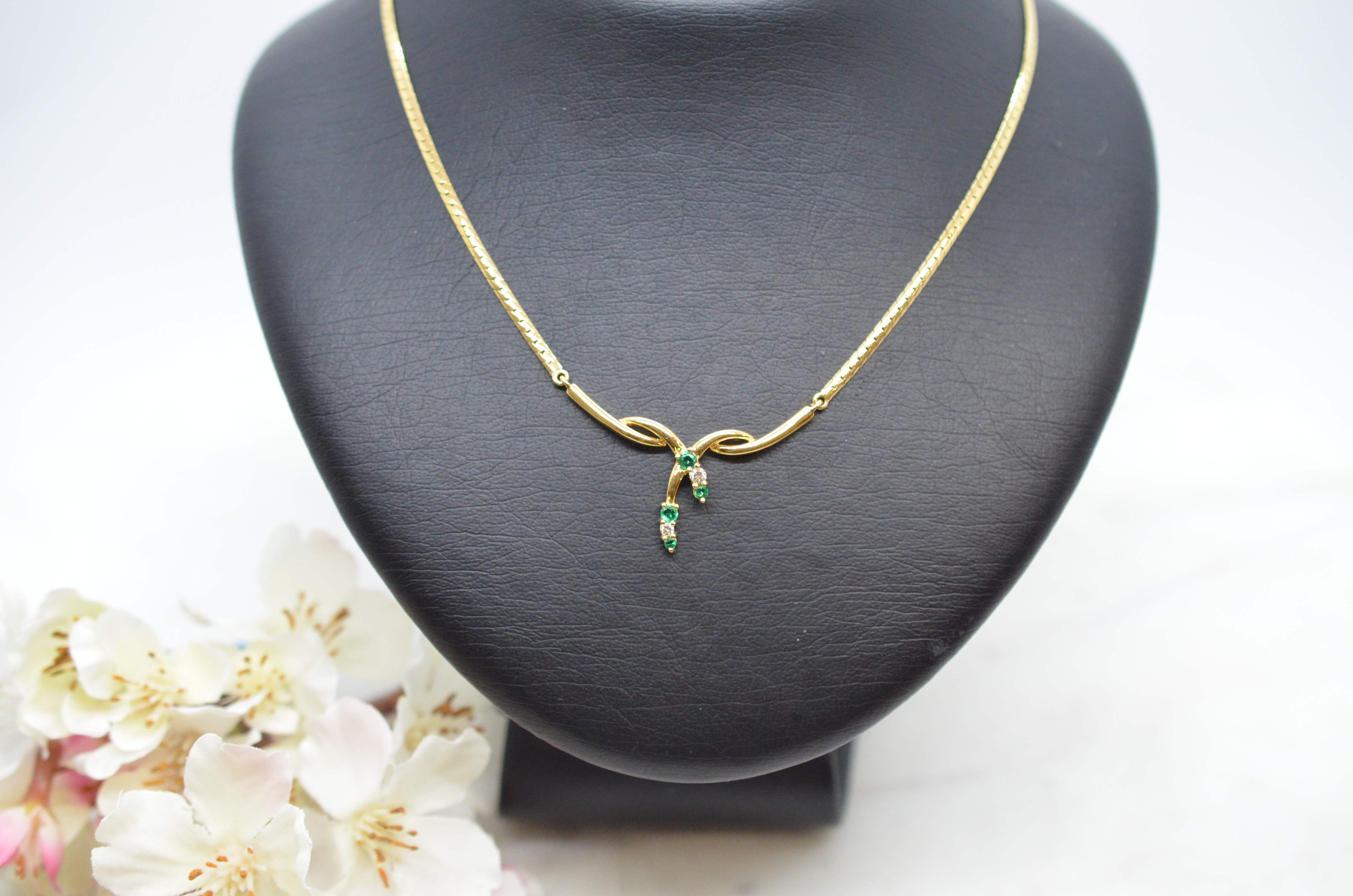 Second Hand 18k collier med diamanter och gröna stenar