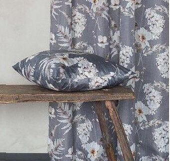 Kuddfodral grå vita blommor shabby chic lantlig stil Gårdsromantik