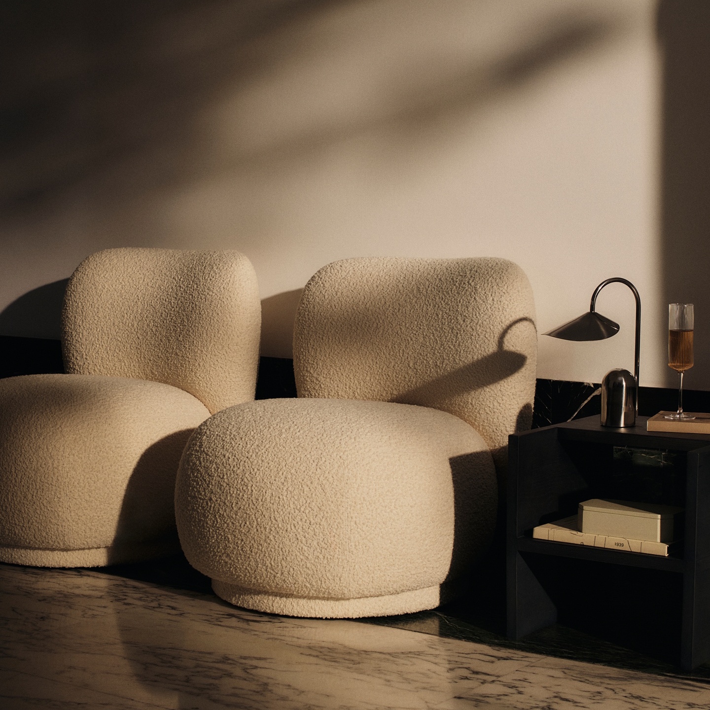 Rico Piccolo svingbar lenestol med saueskinn «Moonlight» fra Ferm Living - 4