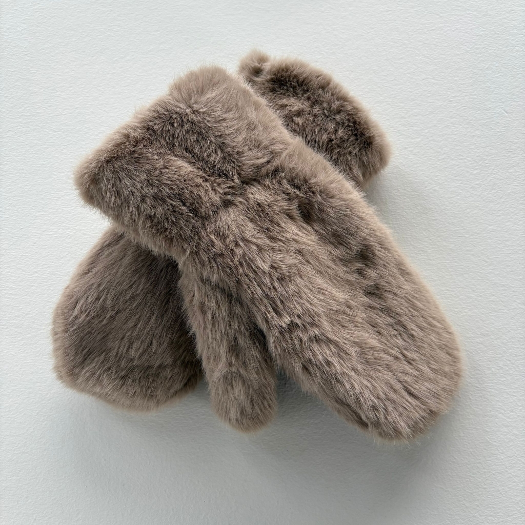 Faux fur mittens taupe