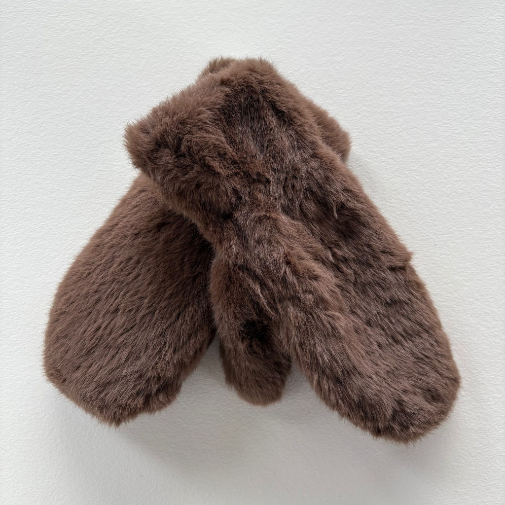 Faux fur mittens brown
