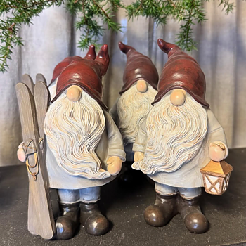 Tomte med skidor eller lykta