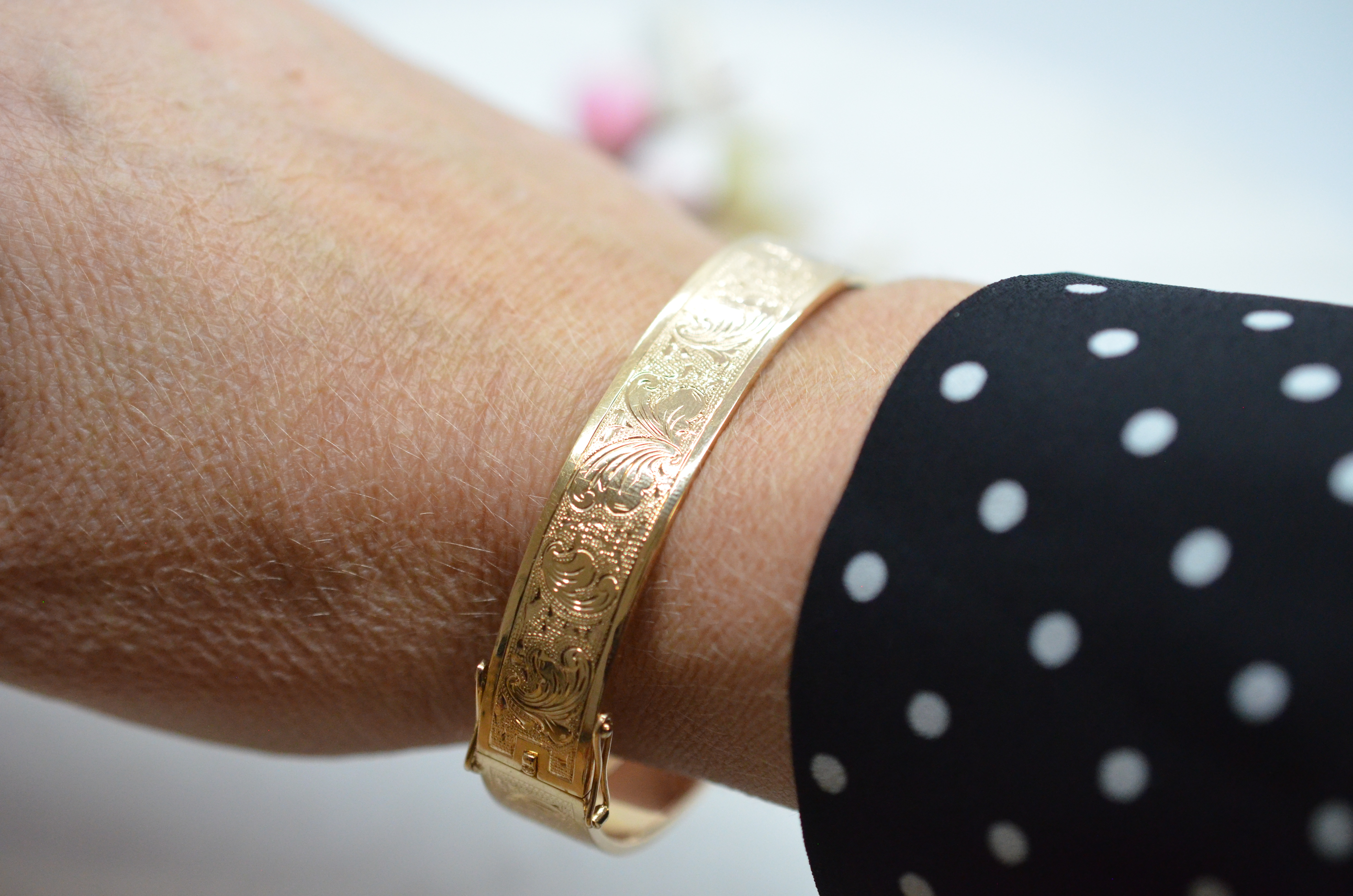 Vintage  18k armring med gravyr, 1948 - 8