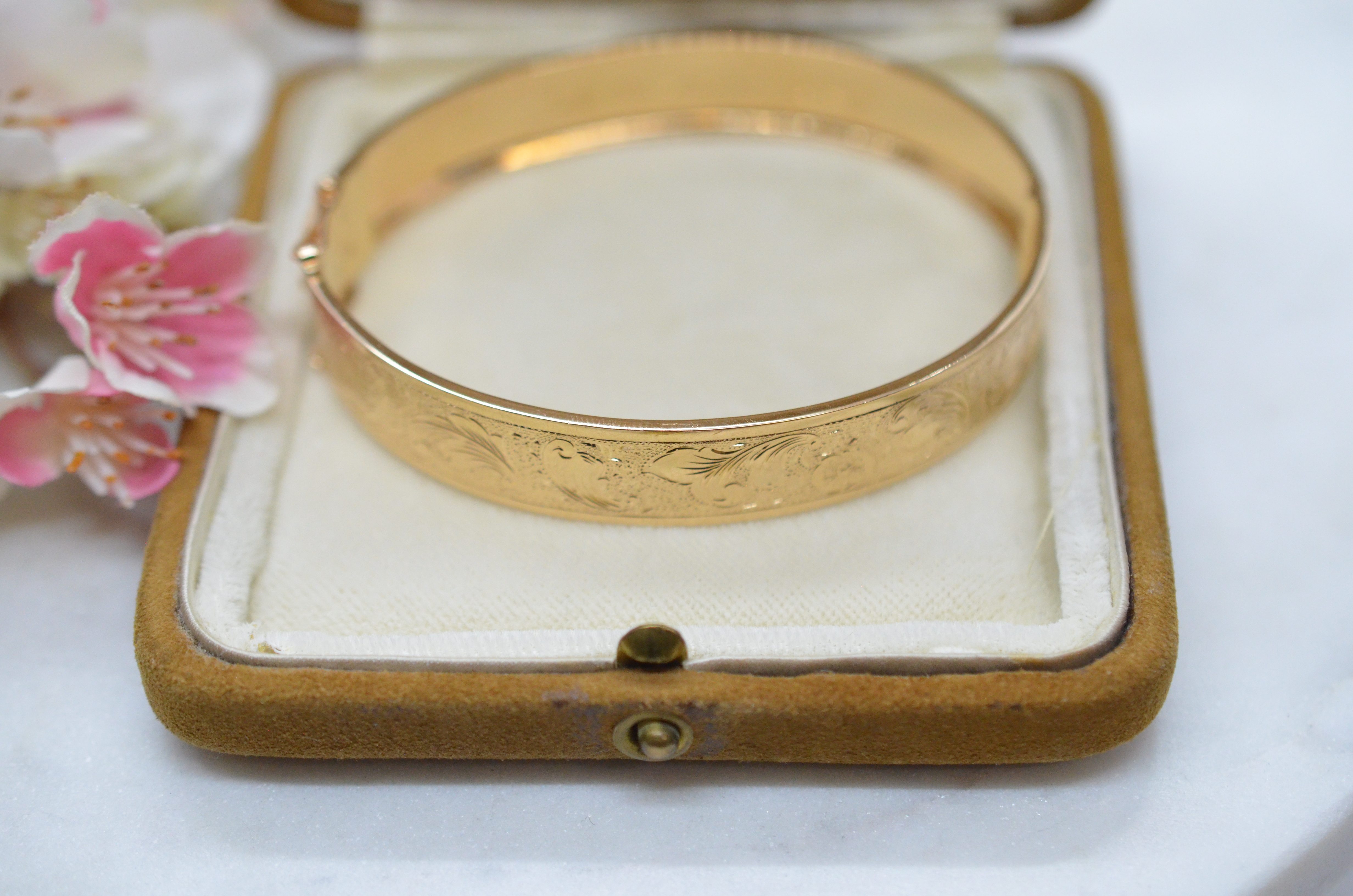 Vintage  18k armring med gravyr, 1948 - 2