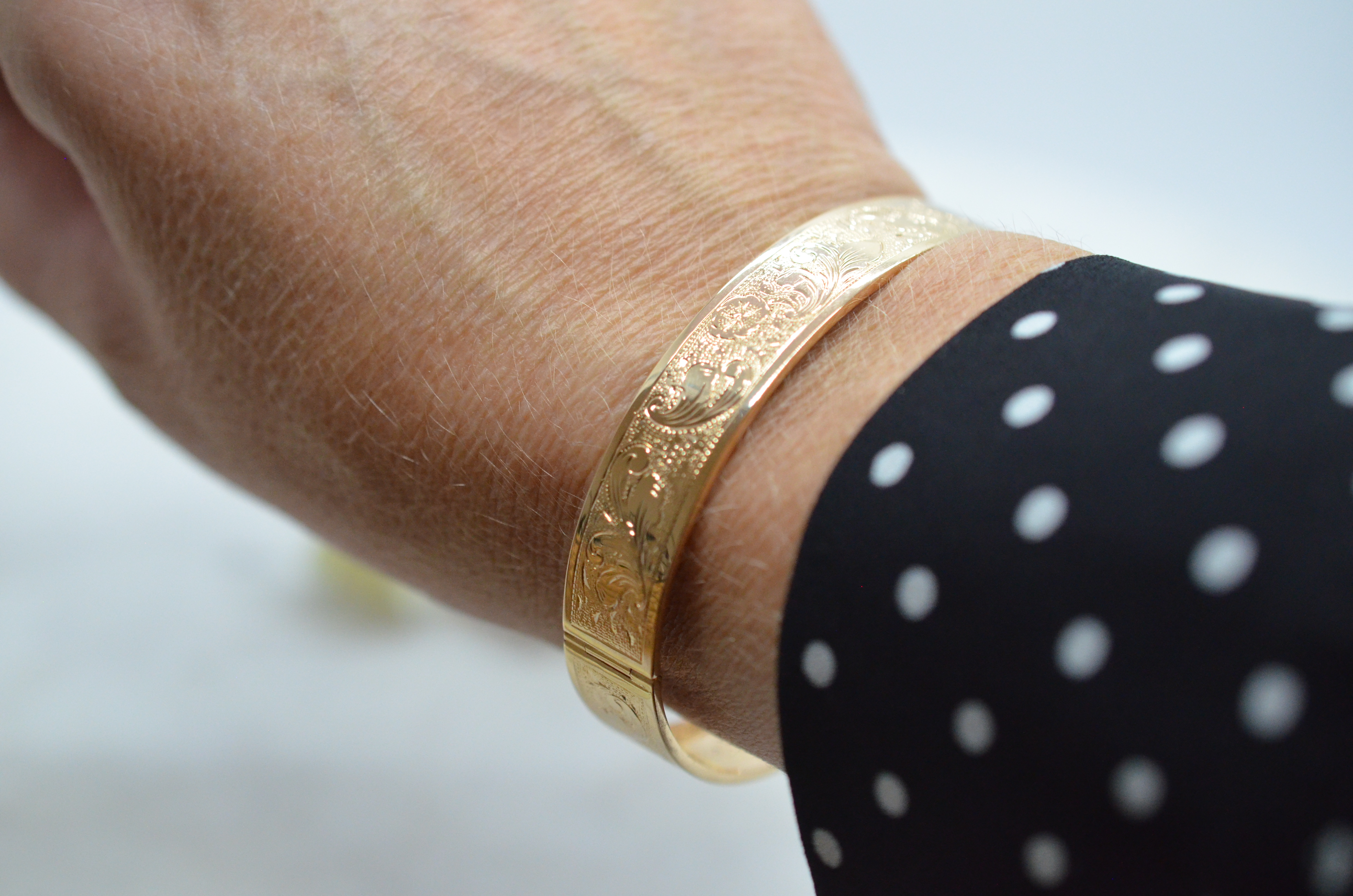 Vintage  18k armring med gravyr, 1948 - 10
