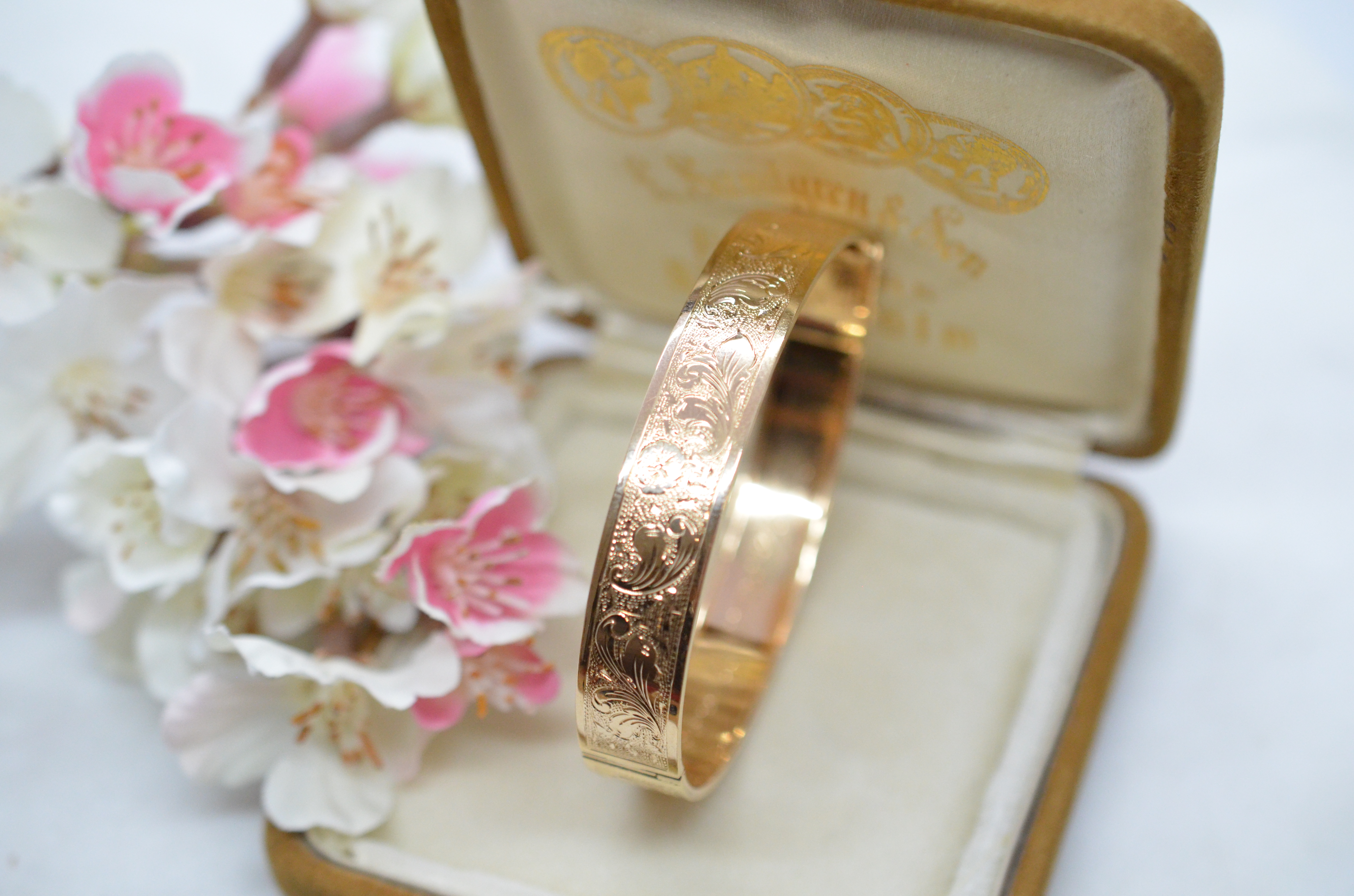 Vintage  18k armring med gravyr, 1948