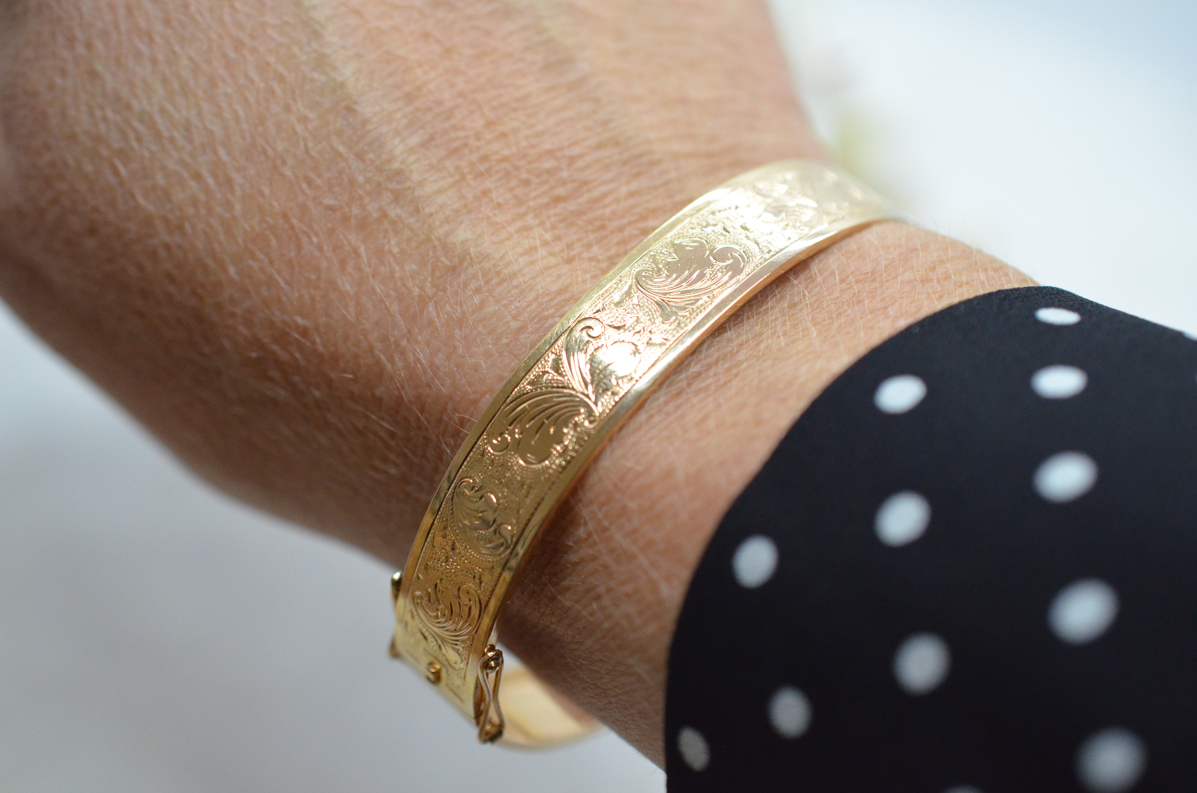 Vintage  18k armring med gravyr, 1948 - 9