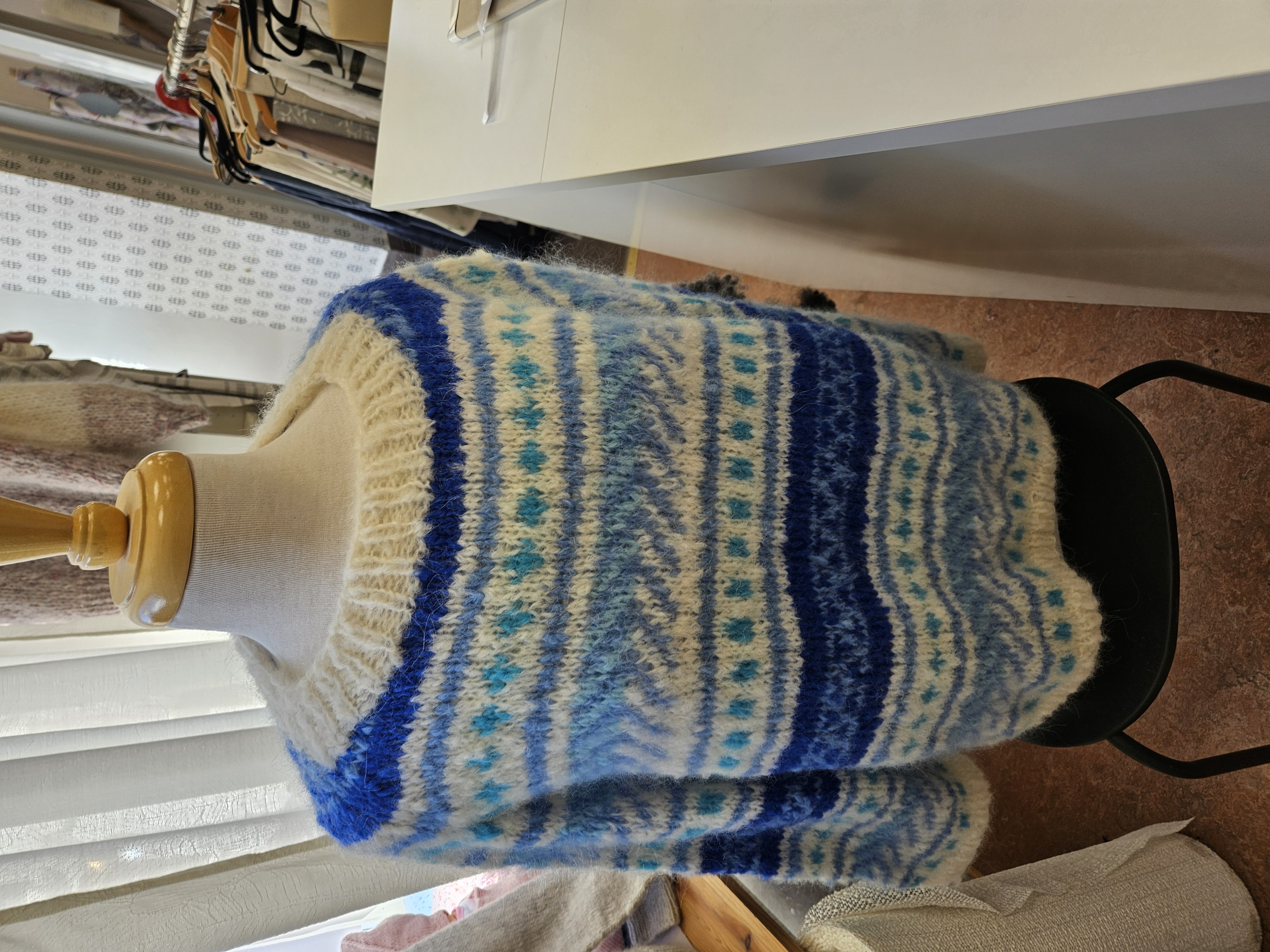 lTröja stickad i MYK Påfugle från house of yarn