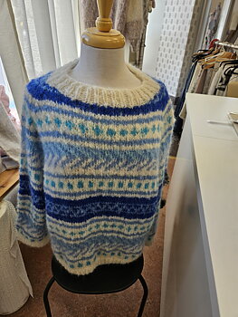 lTröja stickad i MYK Påfugle från house of yarn