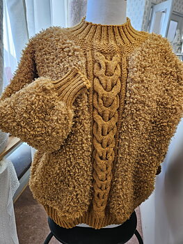 Tröja stickad i Förbi från House of yarn