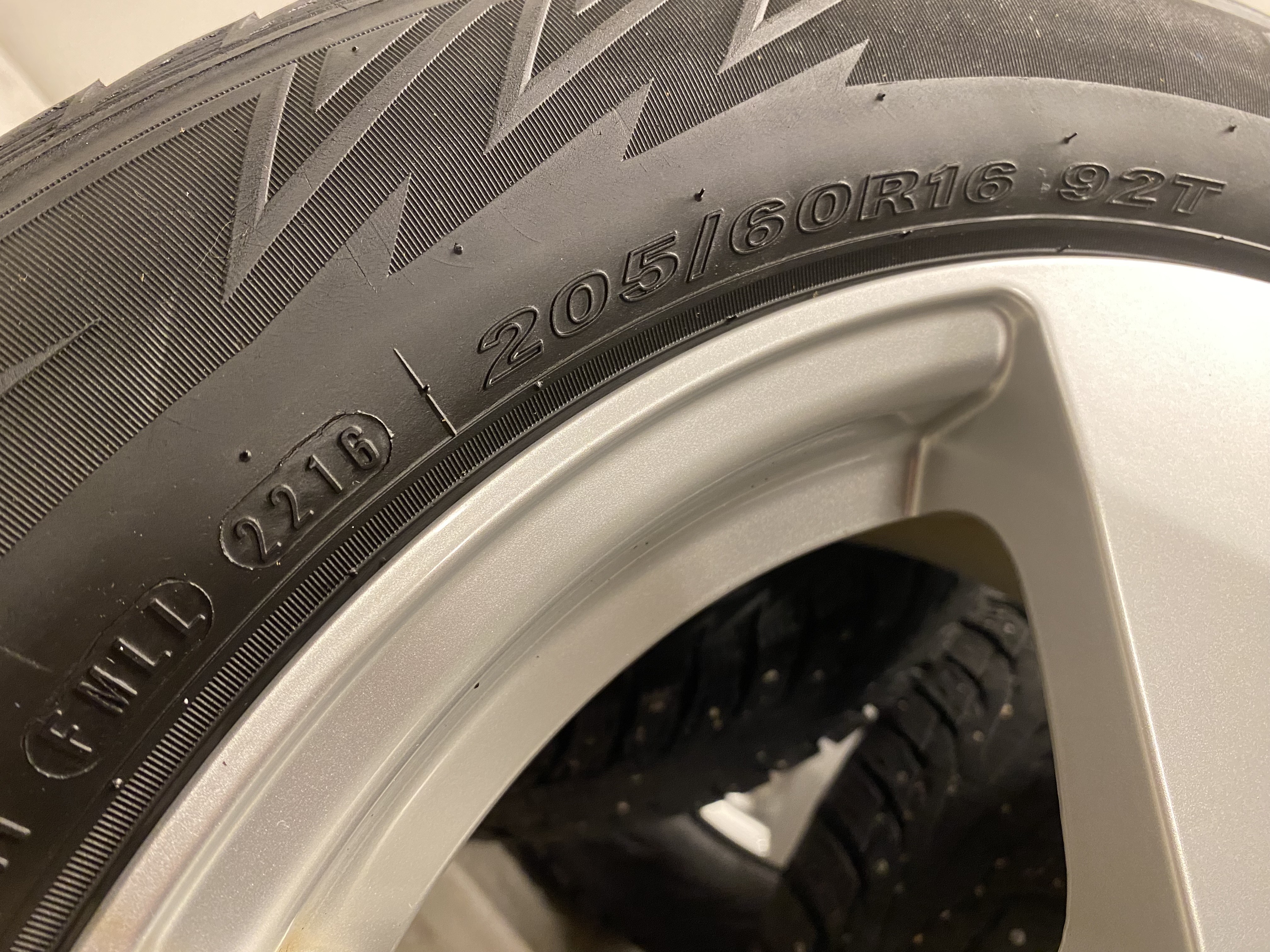 Kompletta Vinterhjul DUBB | 16" DEZENT Kia Niro | 5x114.3 6.5x16 ET48 67.1 +  205/60 R16 92T Nexen WinGuard Win Spike WH62 | V22-2016 | 7.5mm | 7.5mm | 5.5mm | 5.5mm - 6