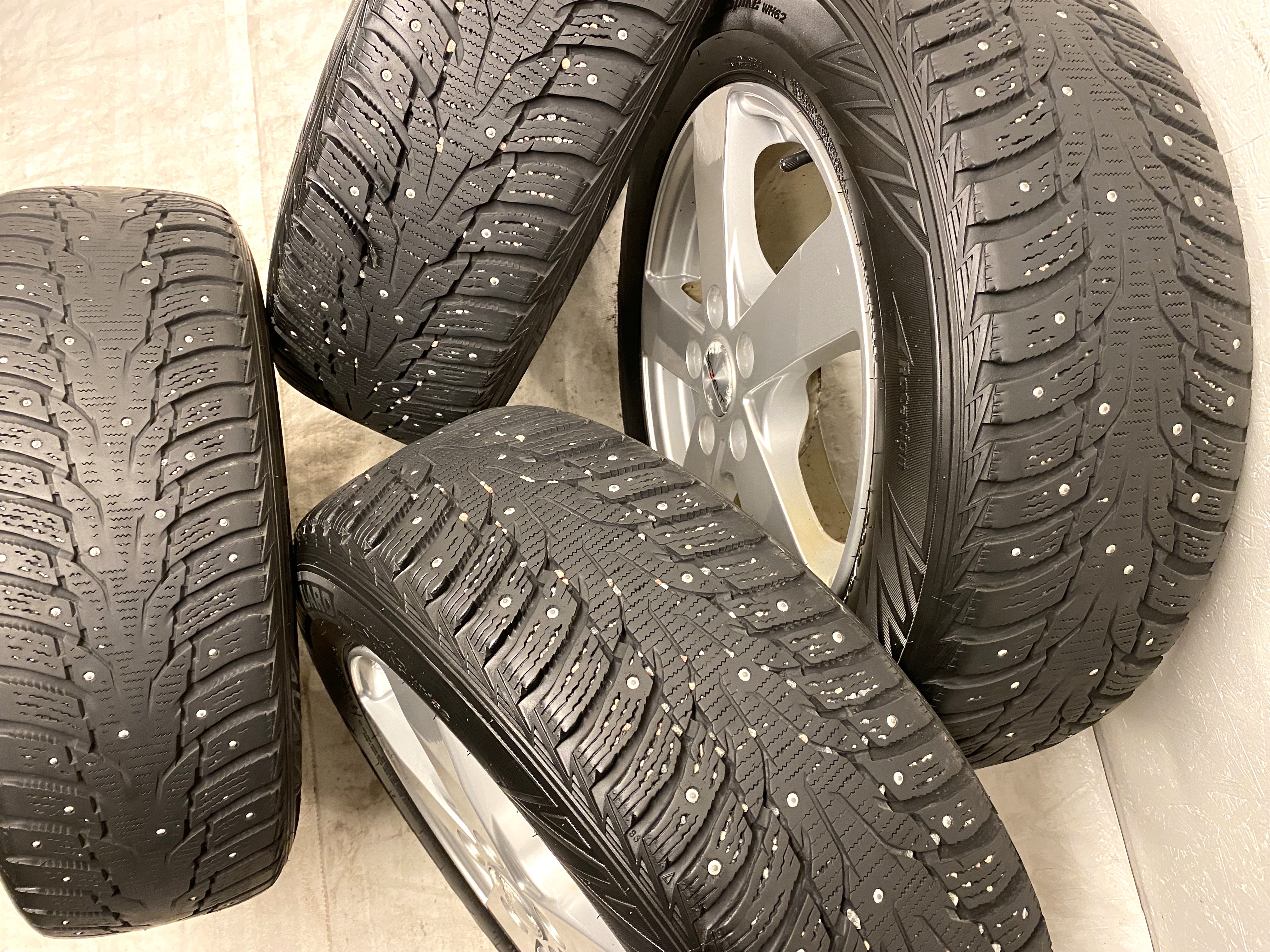 Kompletta Vinterhjul DUBB | 16" DEZENT Kia Niro | 5x114.3 6.5x16 ET48 67.1 +  205/60 R16 92T Nexen WinGuard Win Spike WH62 | V22-2016 | 7.5mm | 7.5mm | 5.5mm | 5.5mm - 4